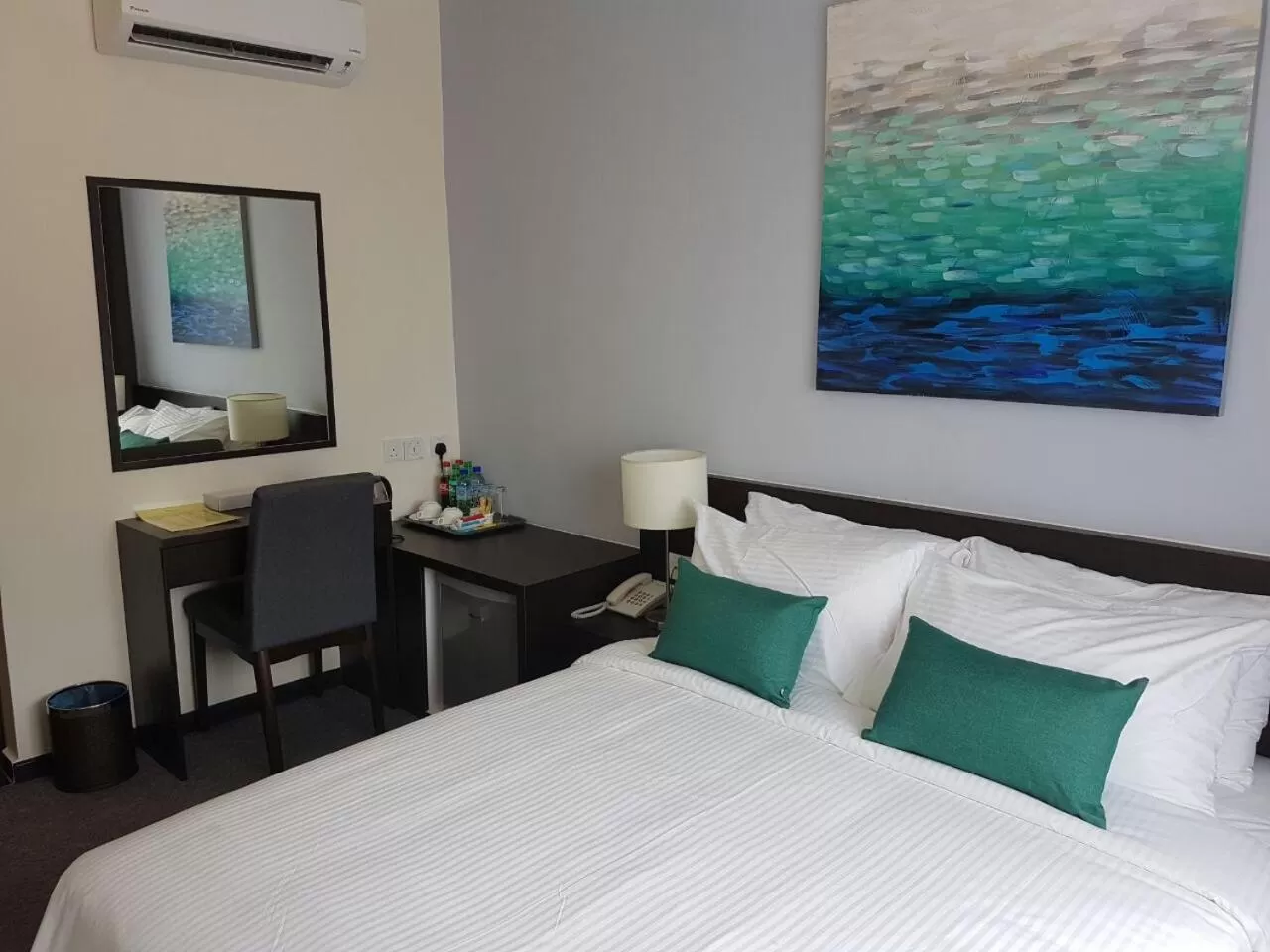 Superior Queen - No Window in The View Hotel