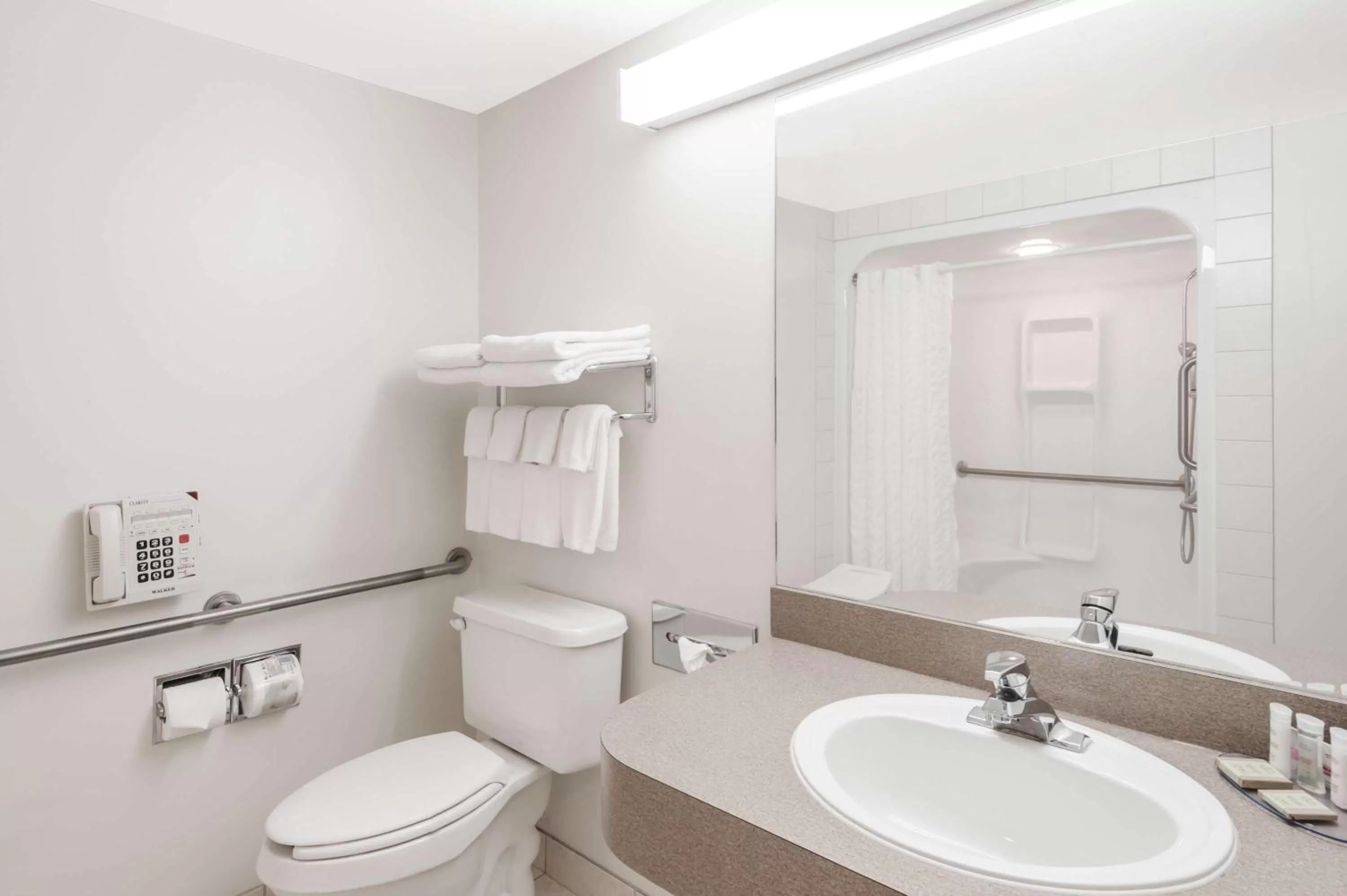 Deluxe Business King Room - Non-Smoking in Super 8 by Wyndham High River AB