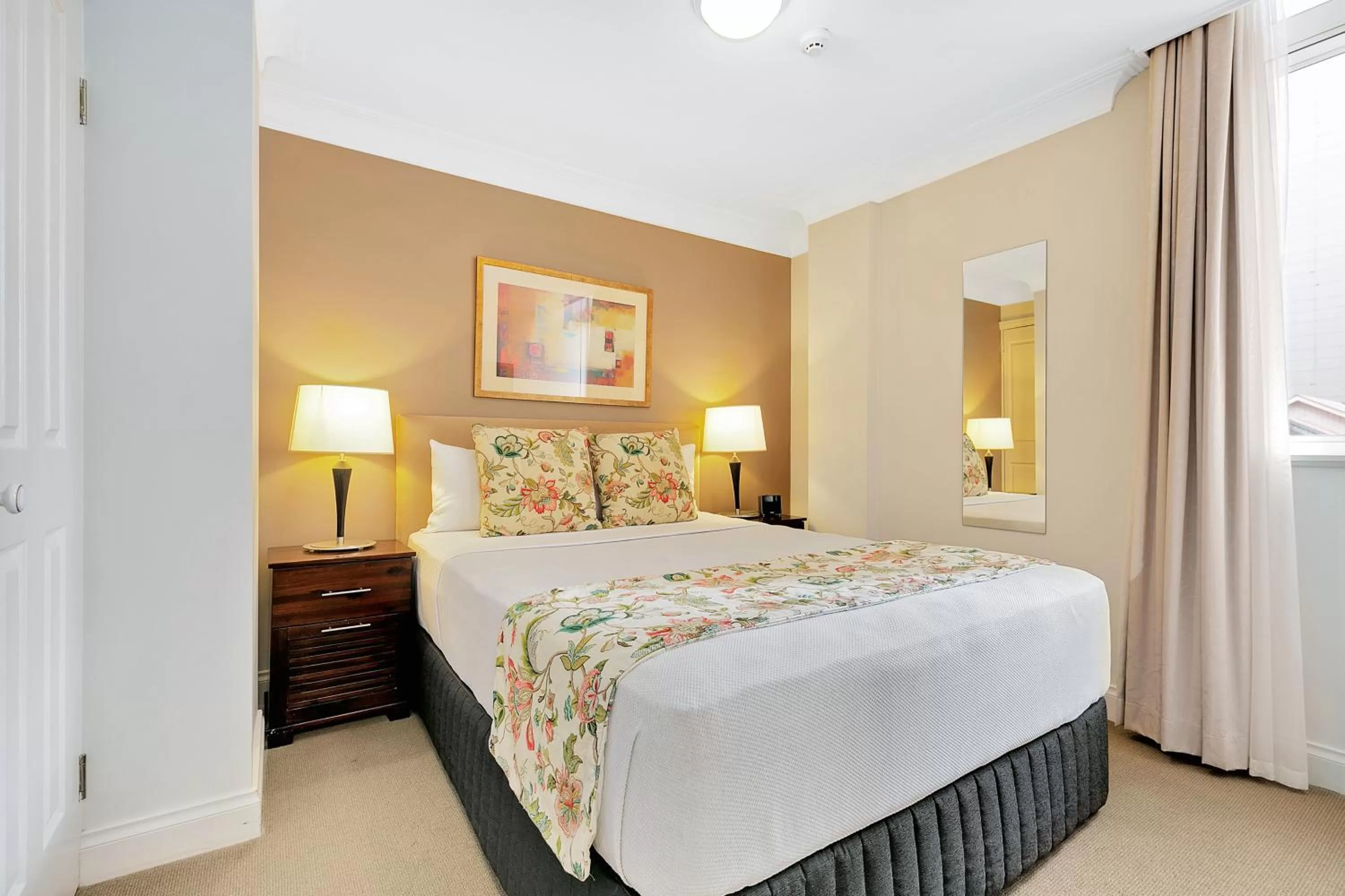 One-Bedroom Apartment with Queen Bed in Manor Apartment Hotel