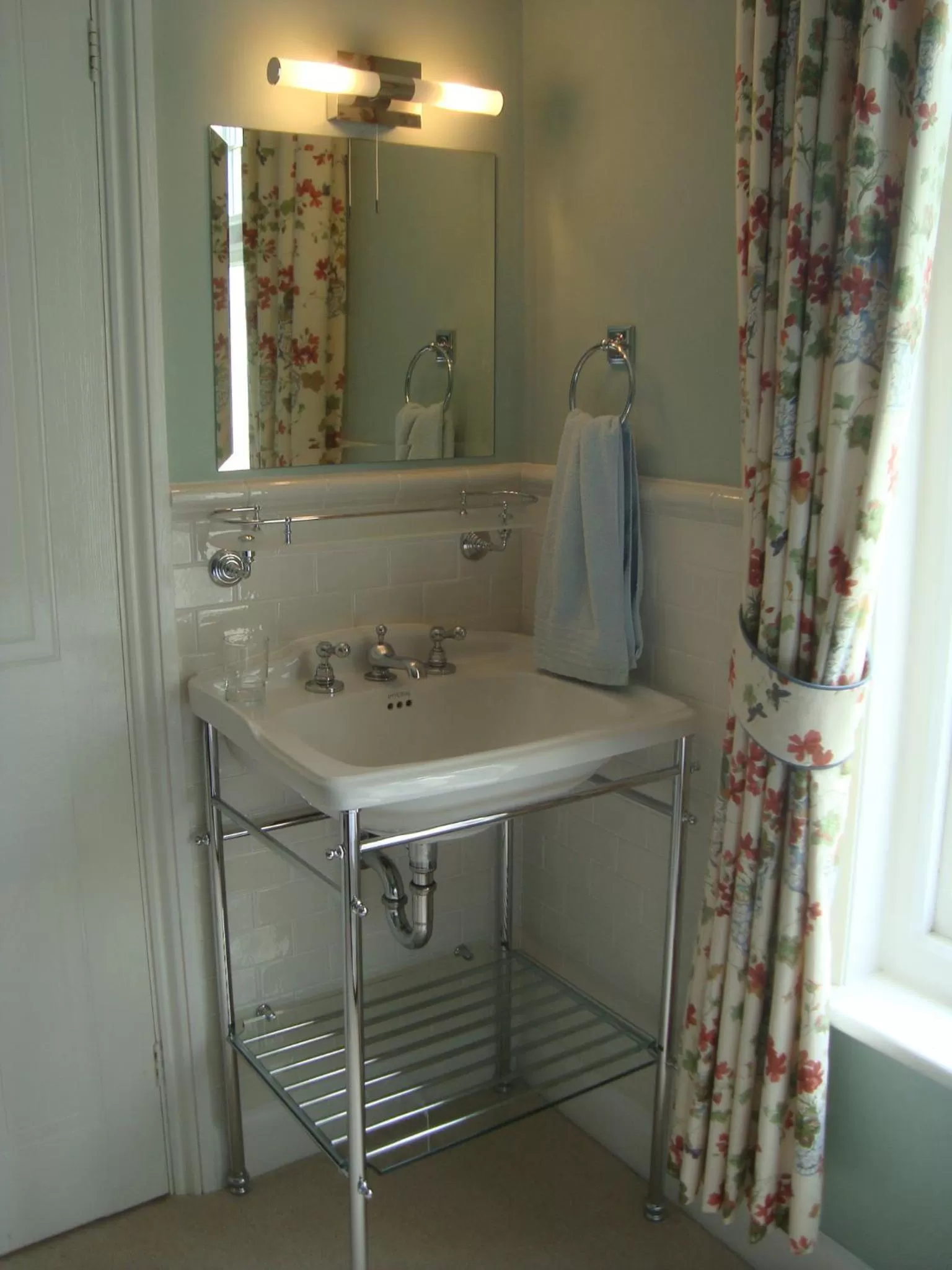 Twin Room with Shower in Stoneborough House B&B