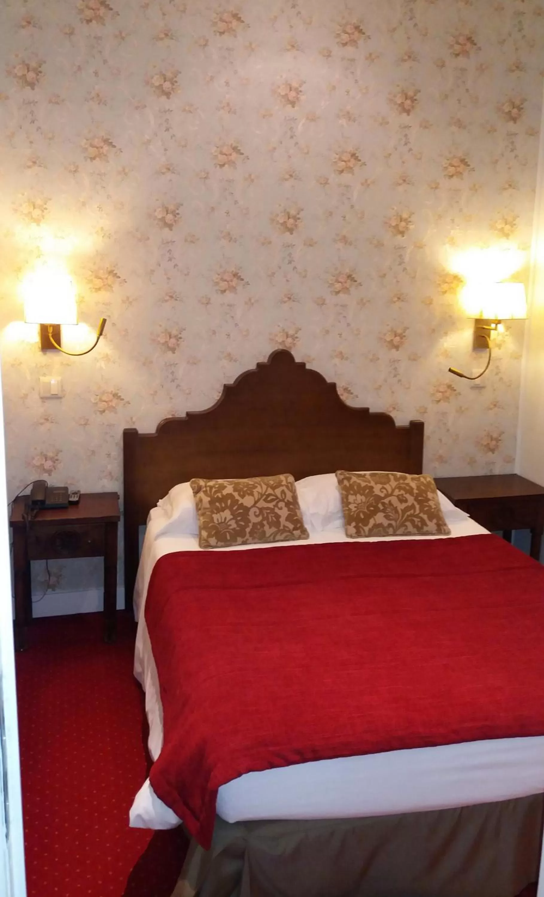 Budget Single Room in Hotel Dom Sancho I