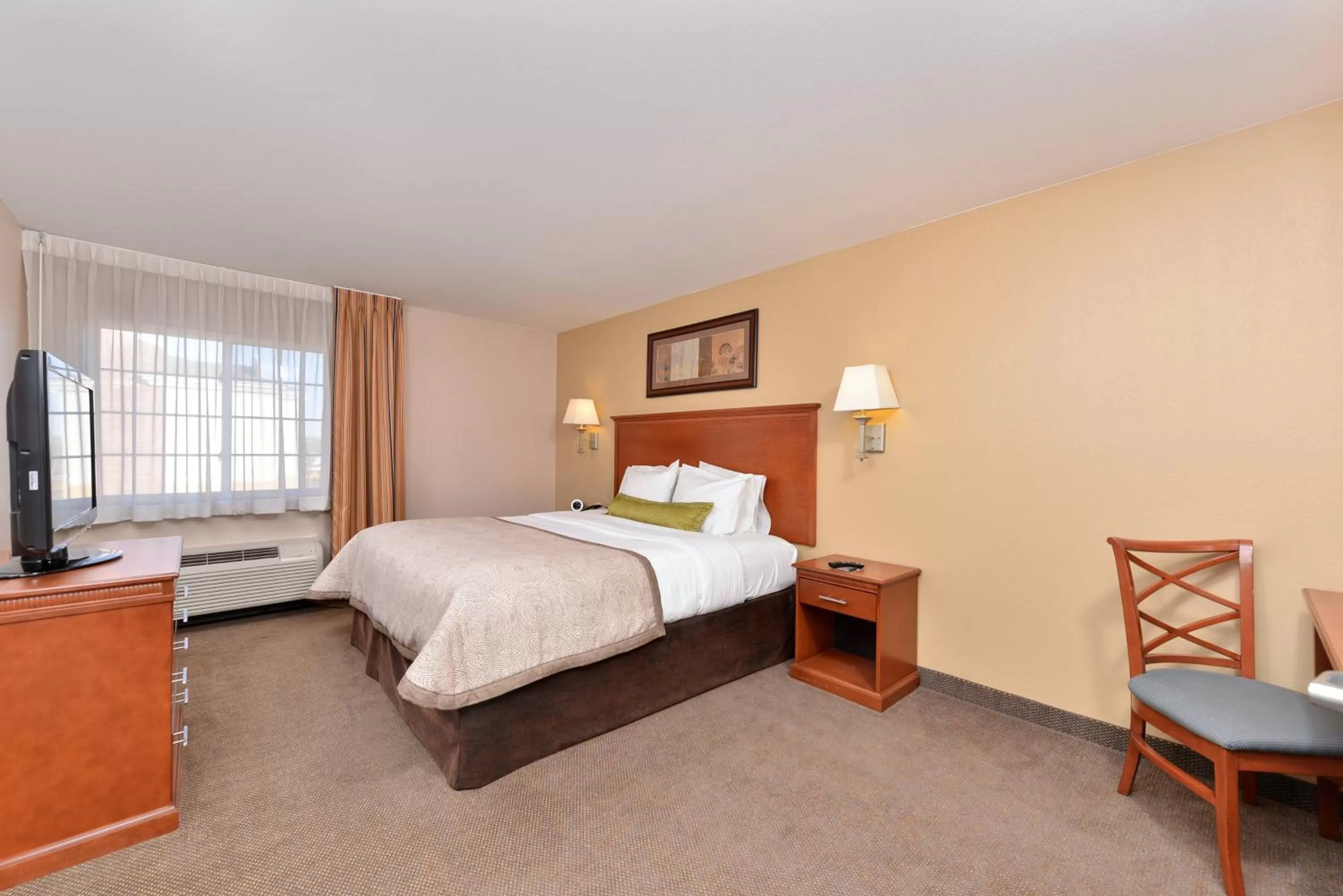 Queen Room - Disability Access in Candlewood Suites Williston by IHG