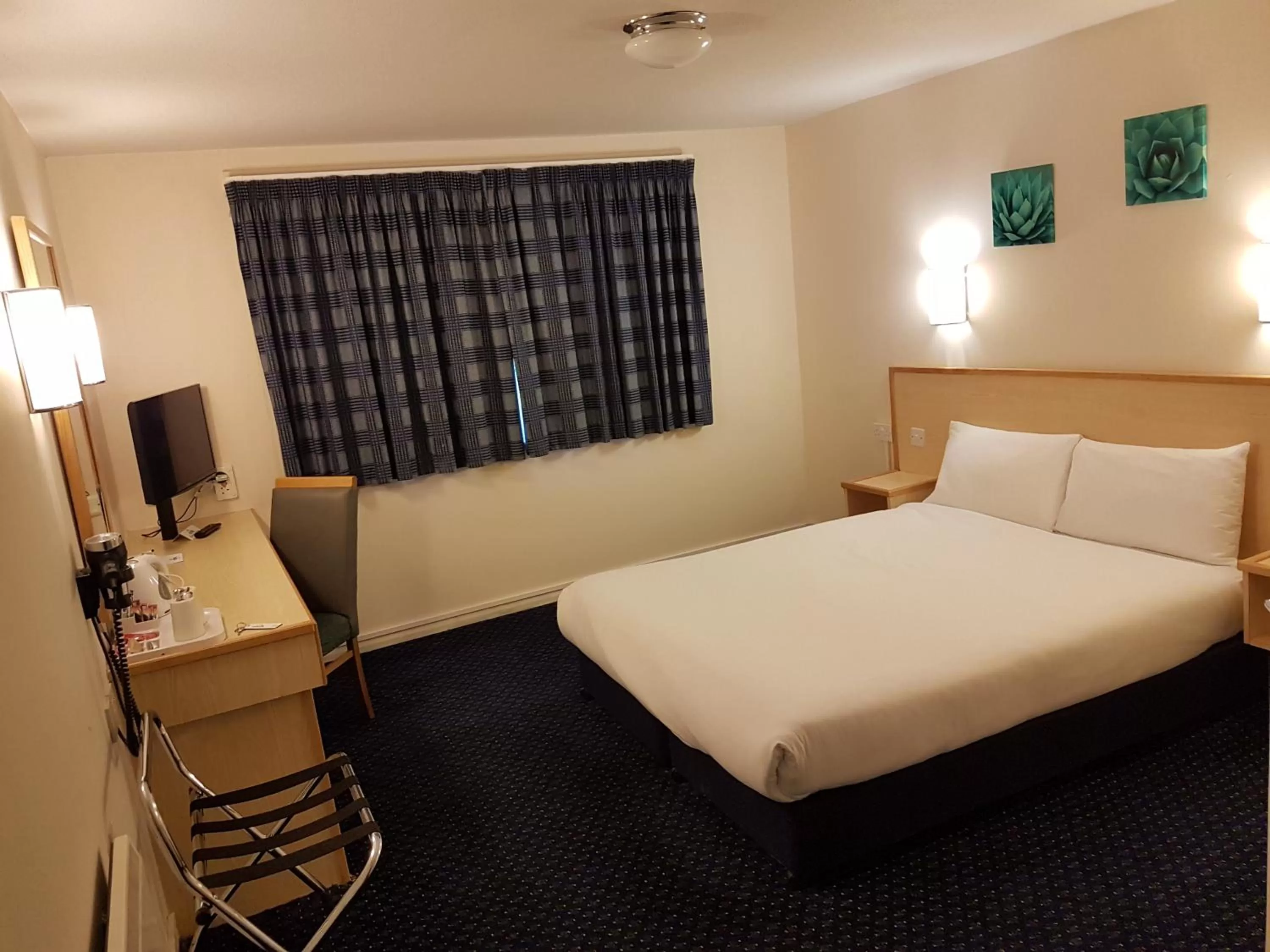 Double Room - Disability Access in Days Inn Sutton Scotney North