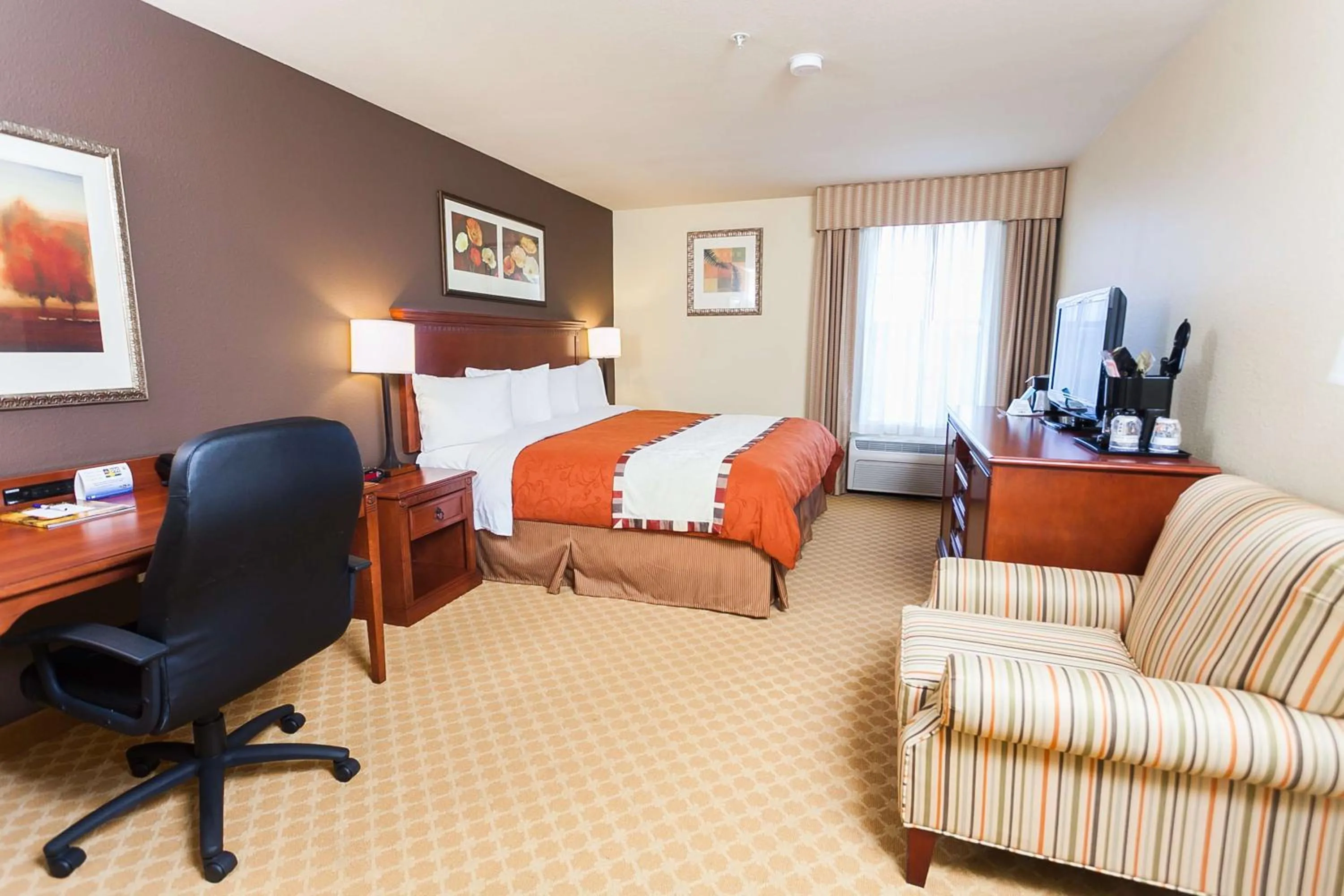 King Room - Mobility Accessible with Roll In Shower in Best Western Plus Georgetown Inn & Suites