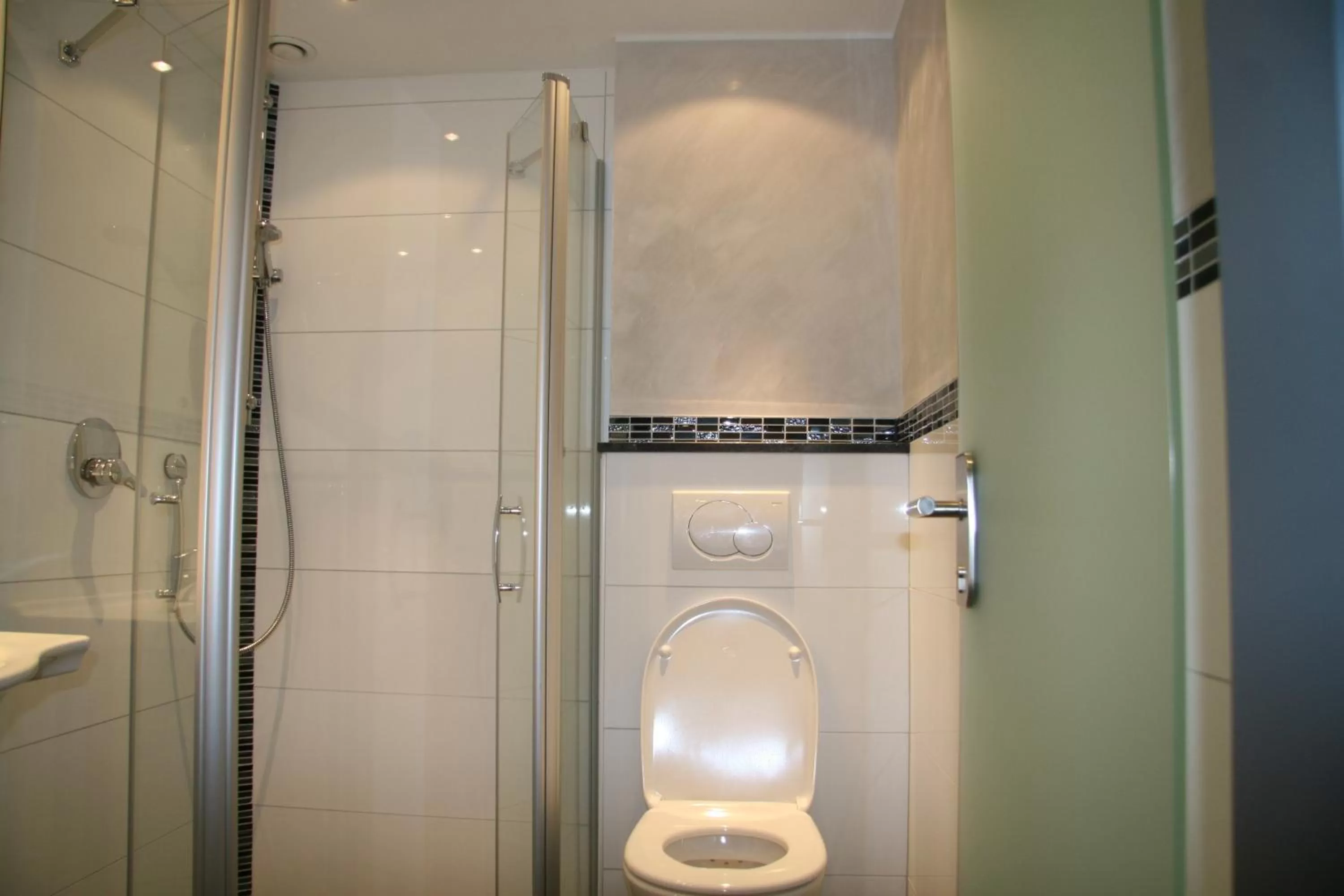 Single Room with Shower in Hotel Fortune