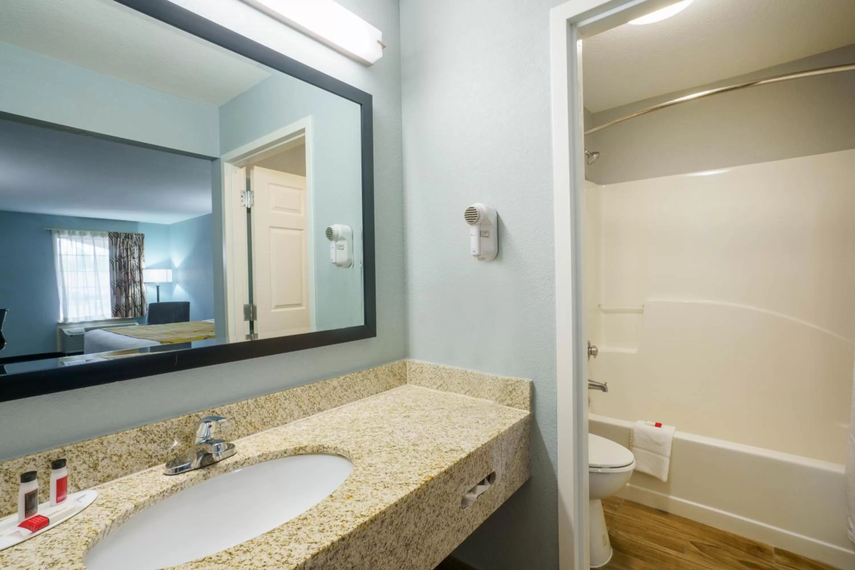 King Room - Pet Friendly/Non-Smoking in Baymont by Wyndham Gallatin