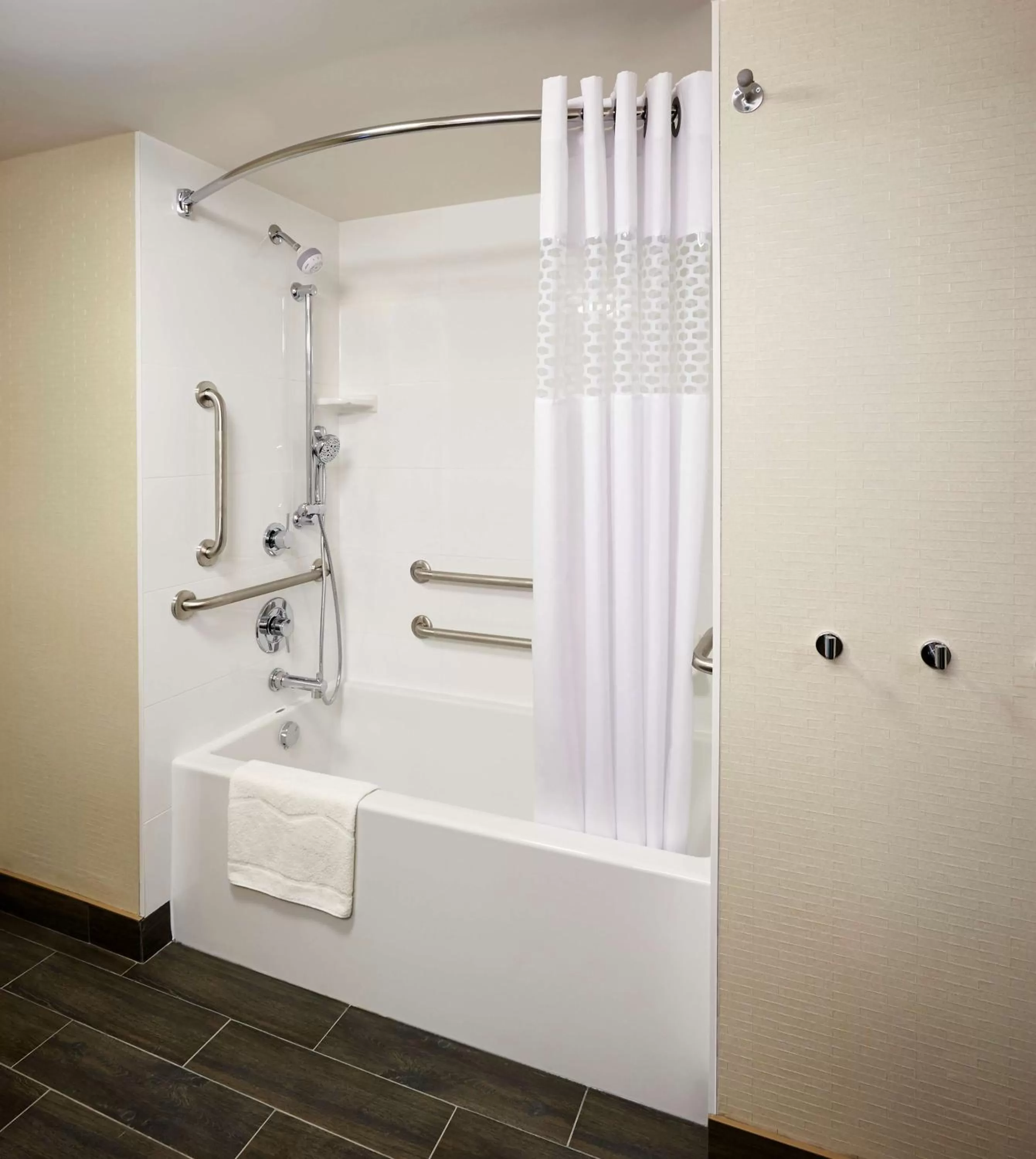 King Room with Accessible Tub - Mobility and Hearing Access/Non-Smoking in Hampton Inn by Hilton Timmins