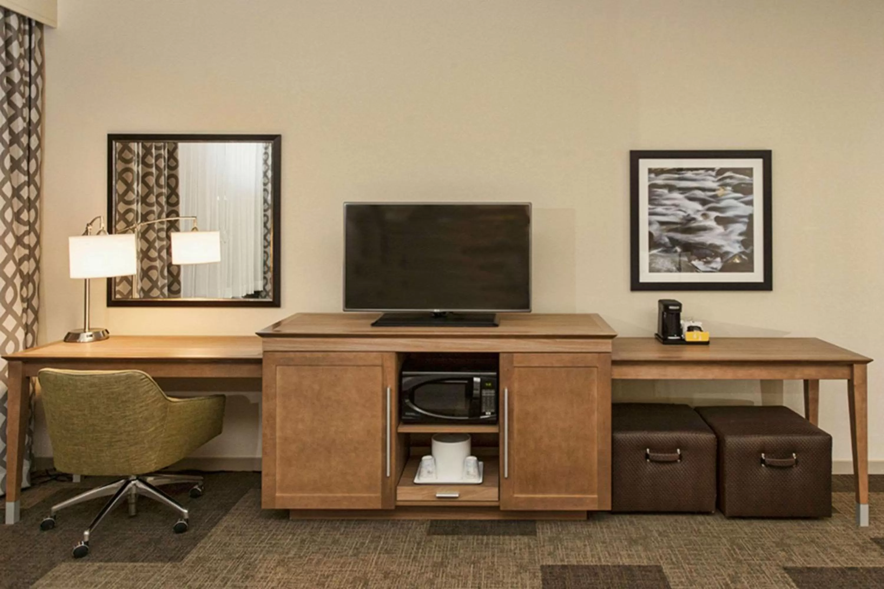 King Room with Roll-In Shower - Disability Access in Hampton Inn Hibbing
