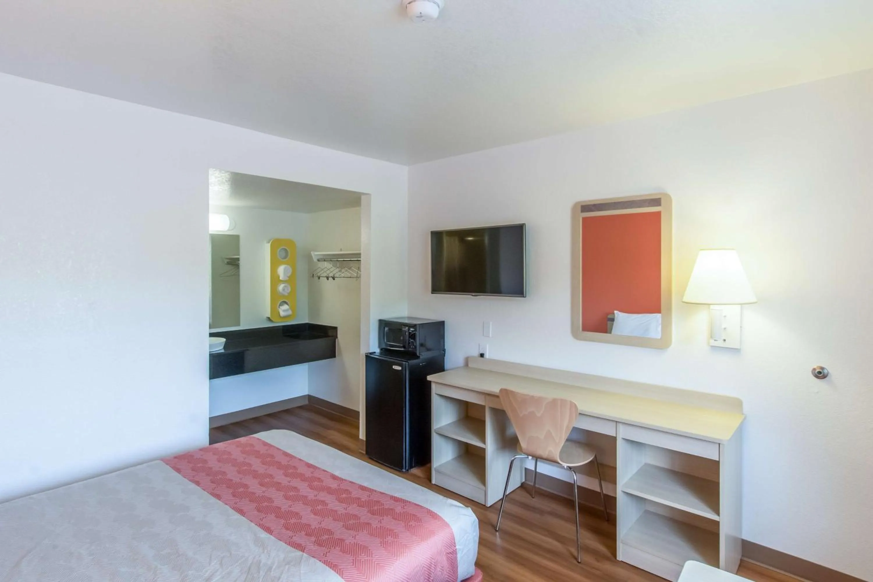 Deluxe Quadruple Room - single occupancy in Motel 6-Redding, CA - North