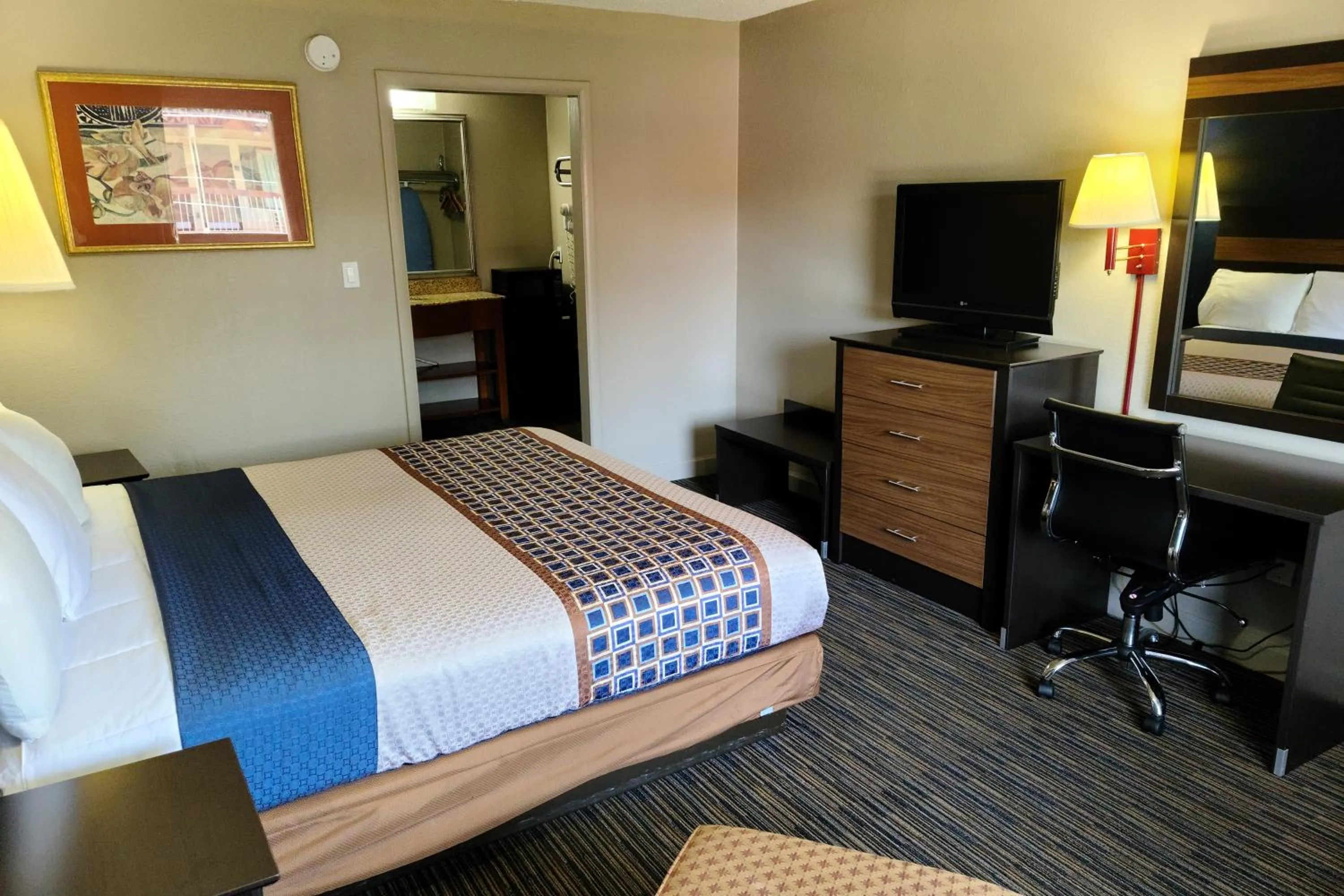 King Room -Smoking in Travelodge by Wyndham Williamsburg Colonial Area