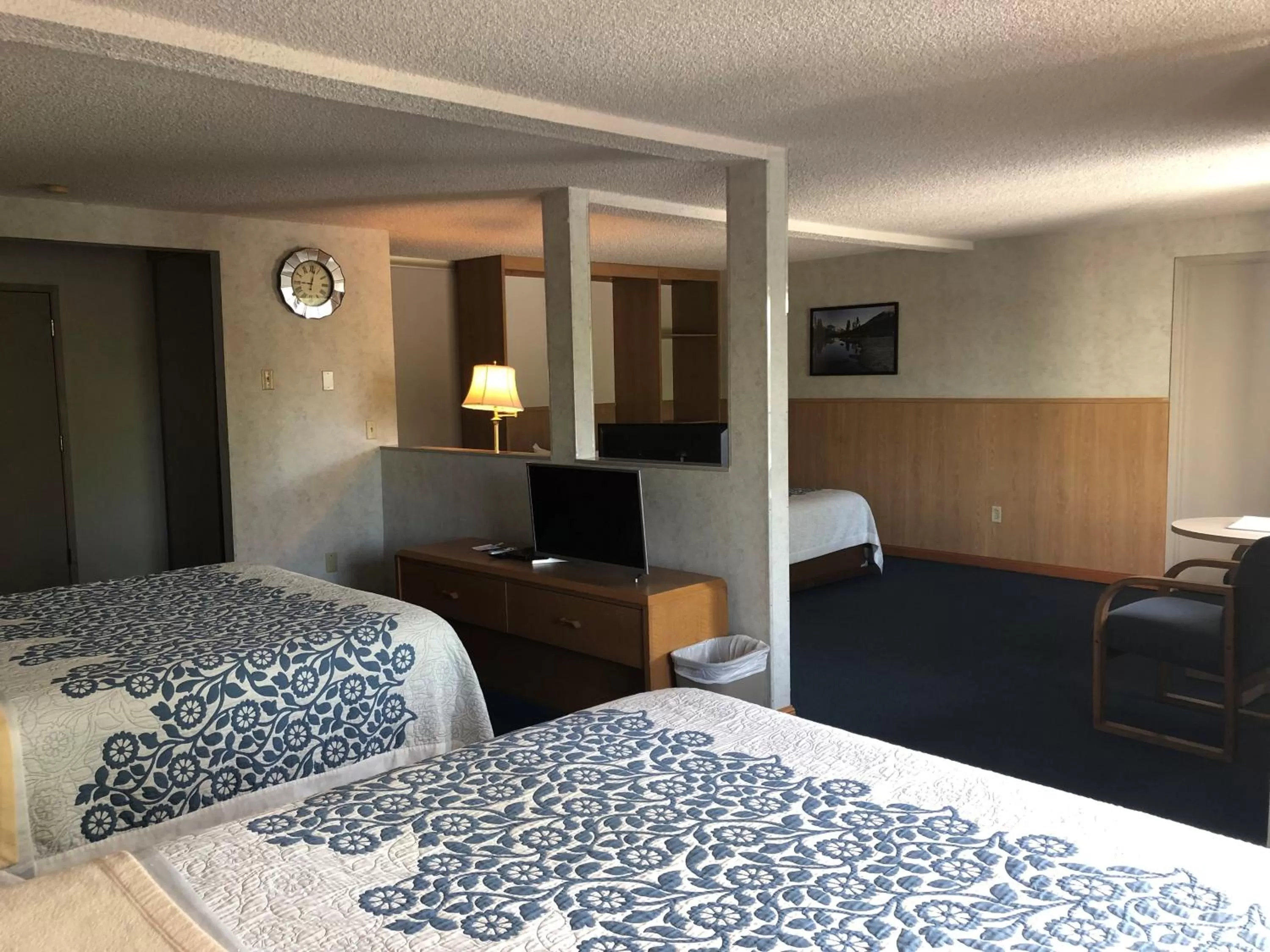 Queen Suite with Three Queen Beds - Non-Smoking in Days Inn by Wyndham Corvallis