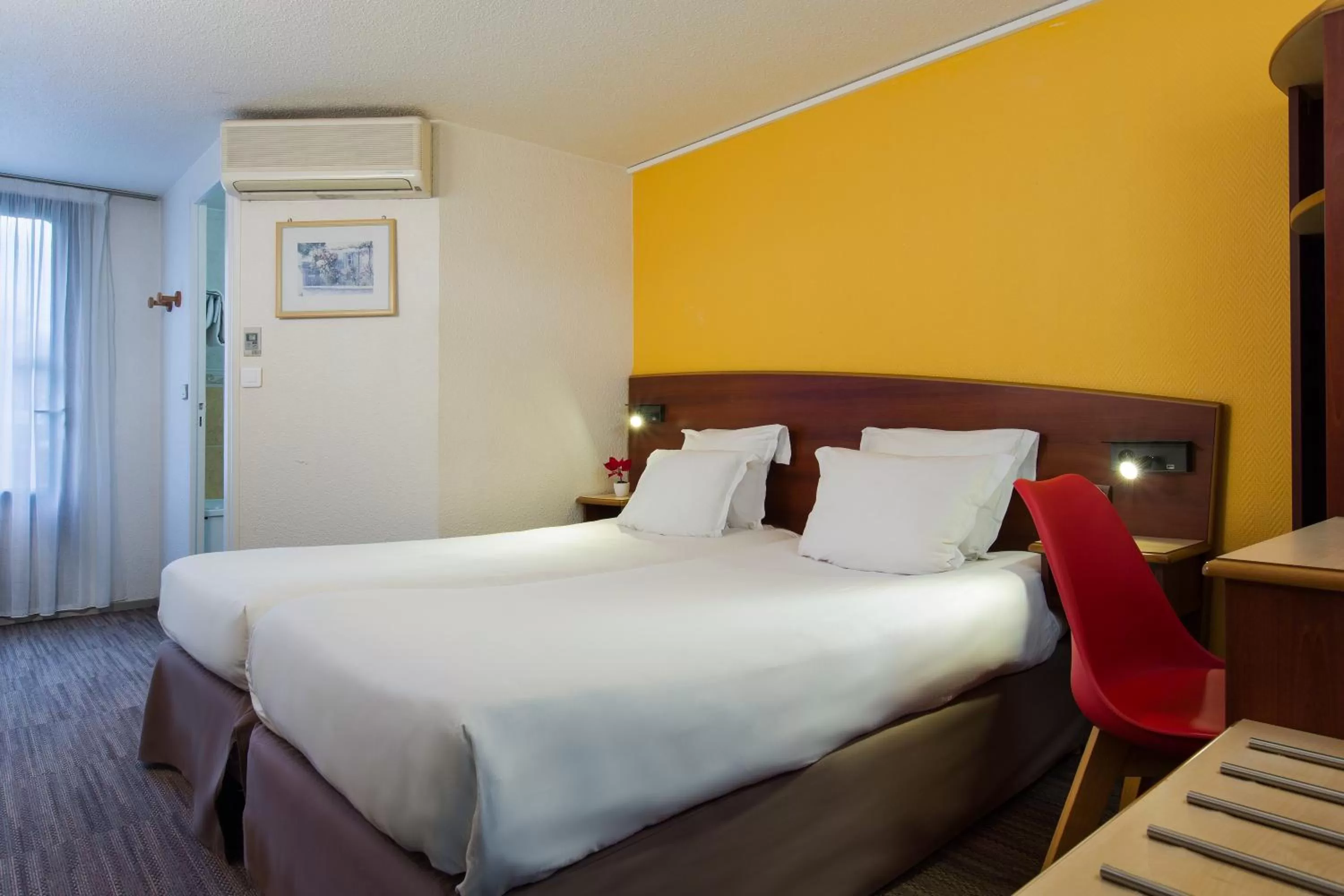 Twin Room in Comfort Hotel Etampes