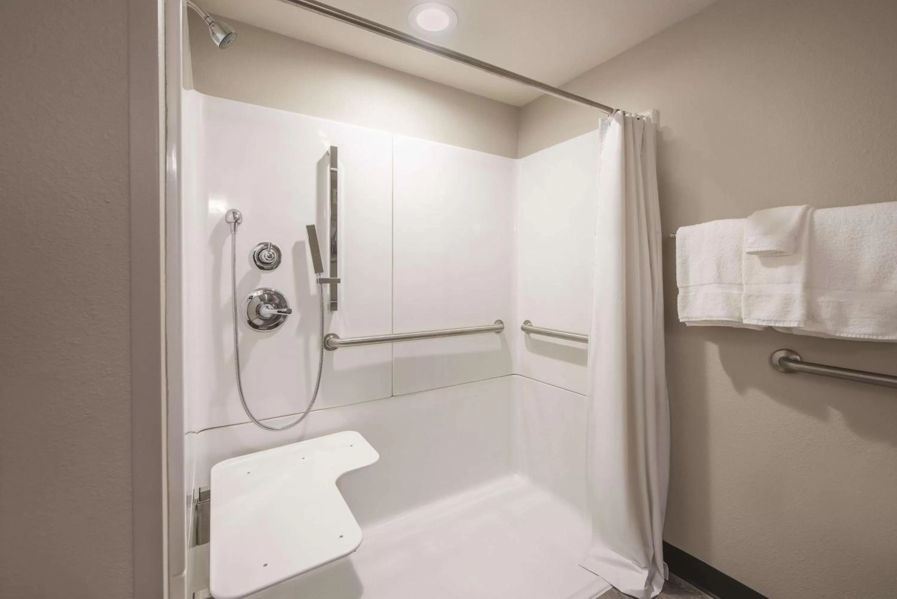 King Room with Bath Tub - Mobility Accessible/Non-Smoking in La Quinta by Wyndham Effingham