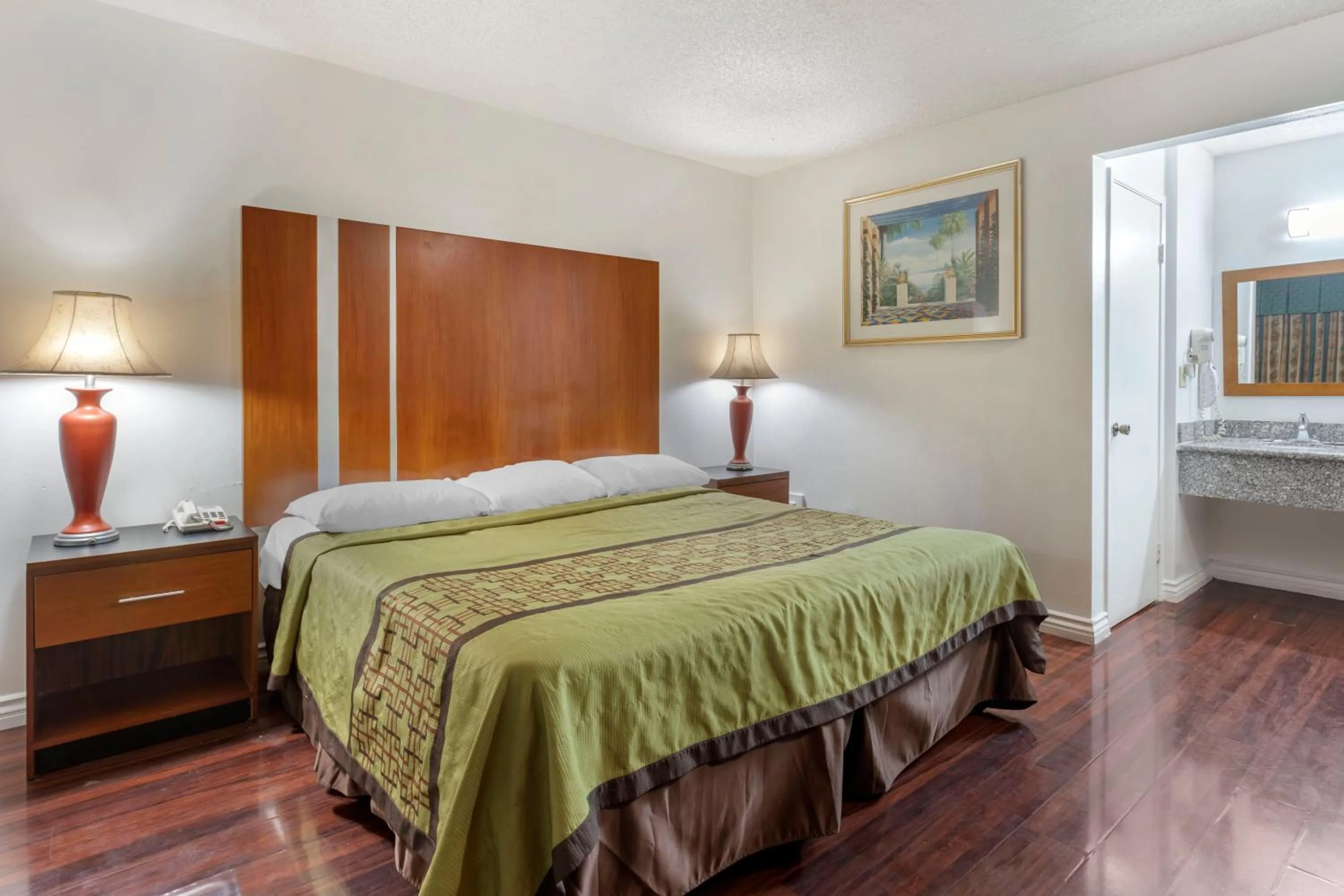 King Room - Non-Smoking in Riverside Inn & Suites