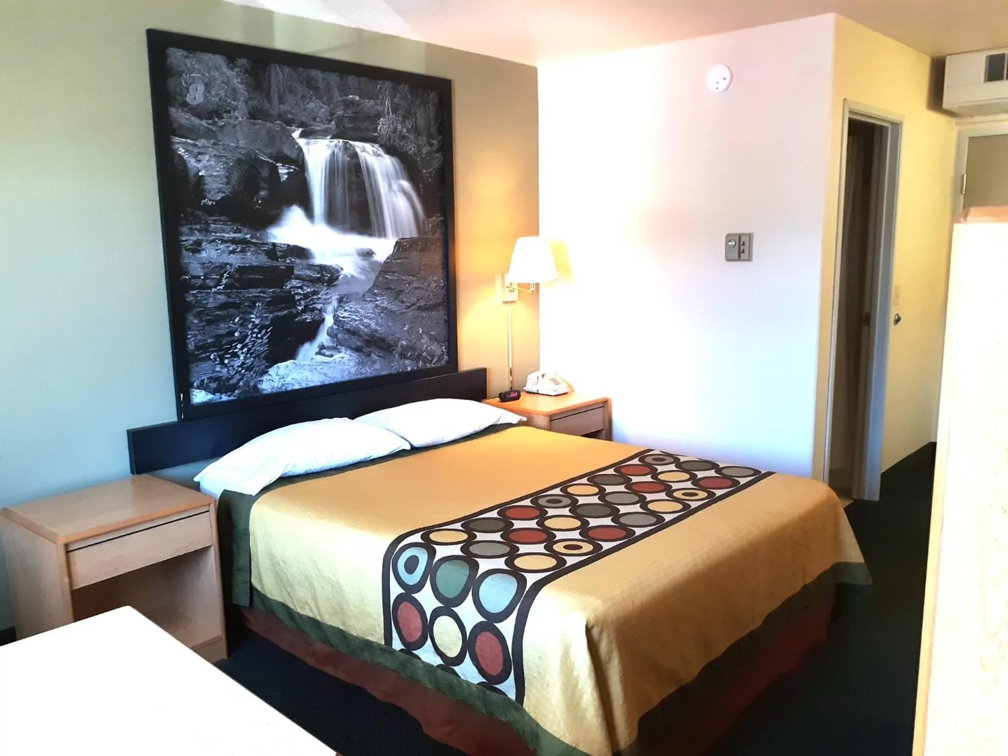 Queen Room with Bath Tub - Mobility Accessible/Non-Smoking in Super 8 by Wyndham Hamilton