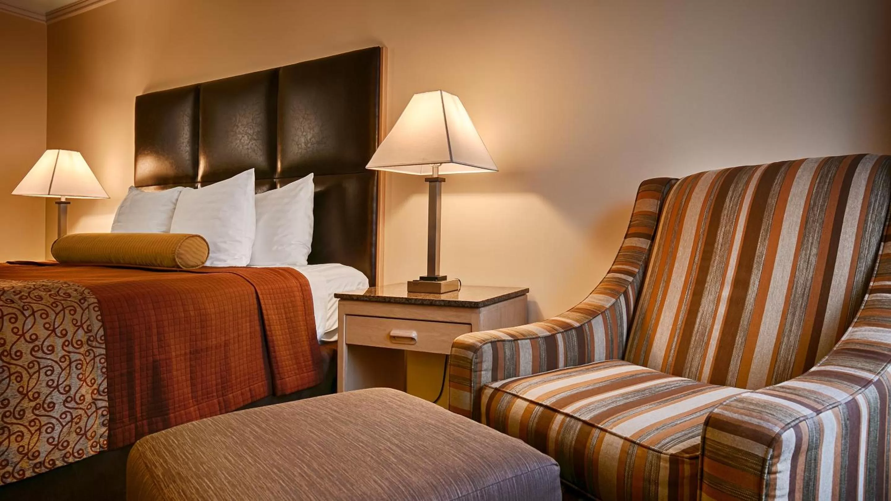 Queen Room with Bathtub - Disability Access/Non-Smoking in Best Western Plus Northwoods Inn