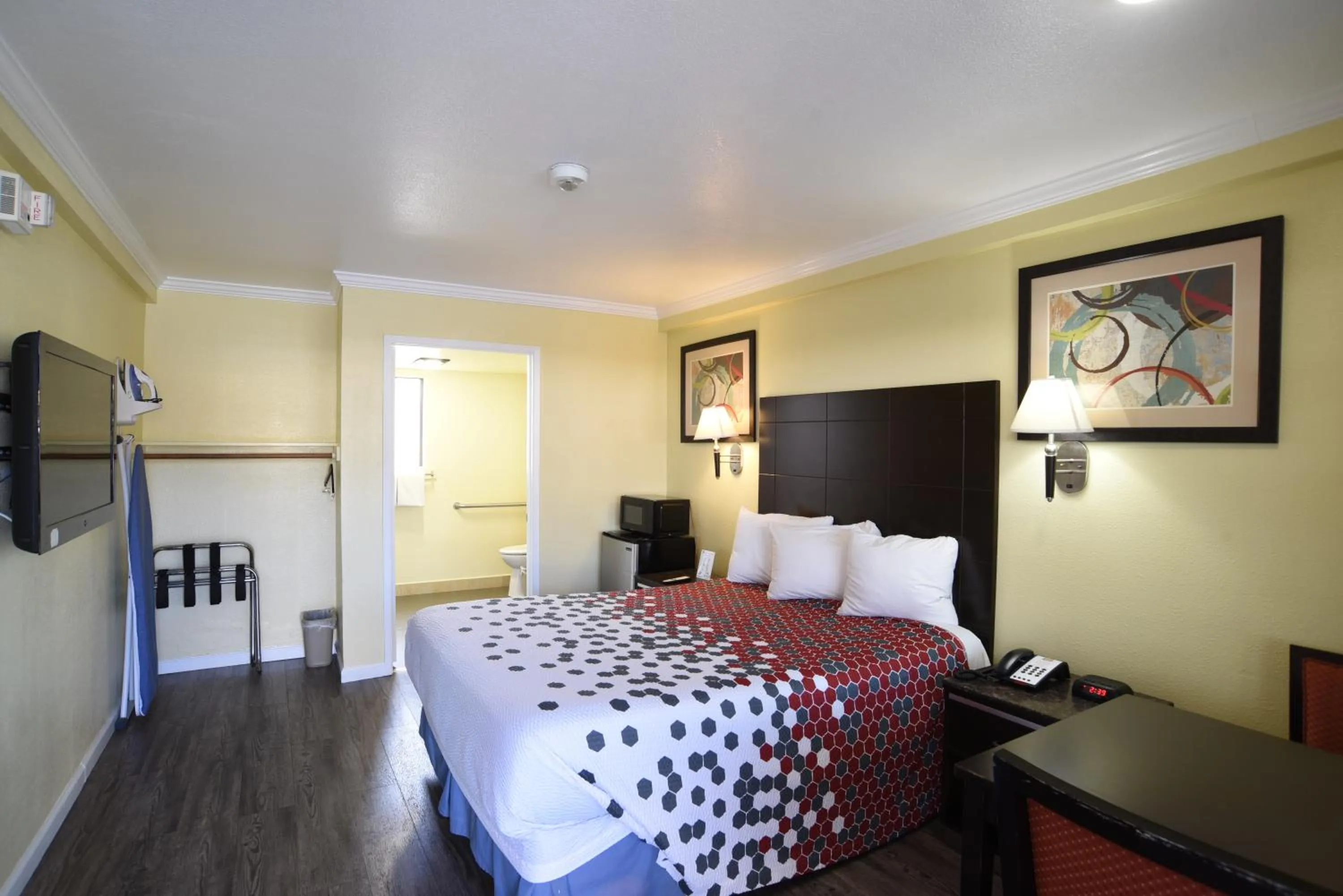 Queen Room - Disability Access in Morro Bay Beach Inn