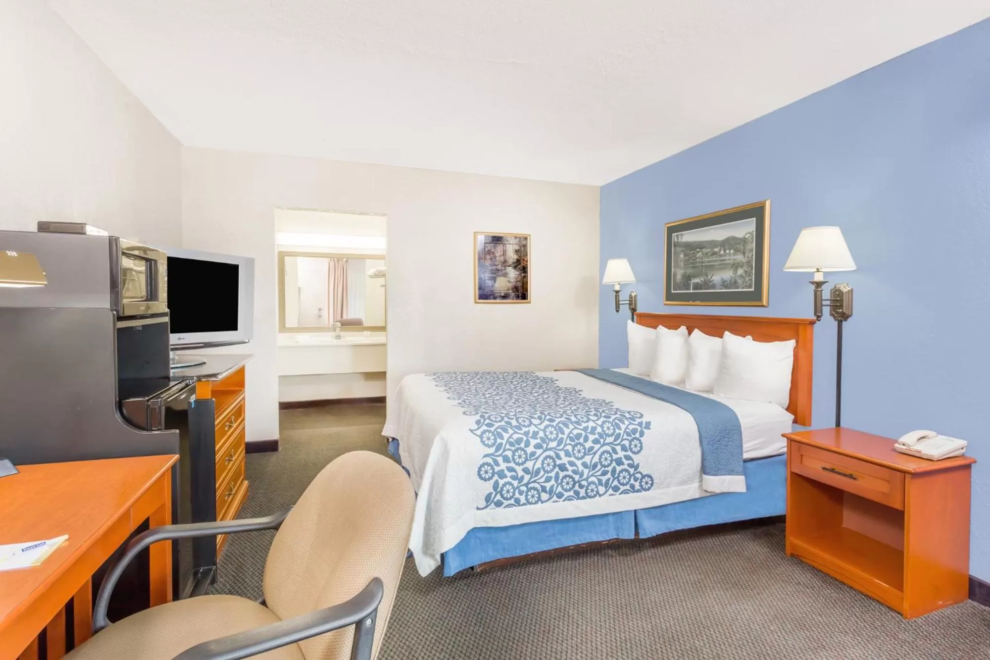 Queen Room - Non-Smoking in Days Inn by Wyndham Cedar Falls- University Plaza