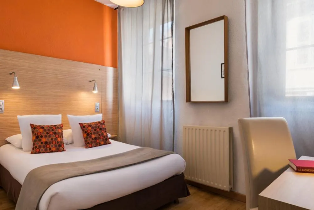 Triple Room in Hôtel Edmond Rostand