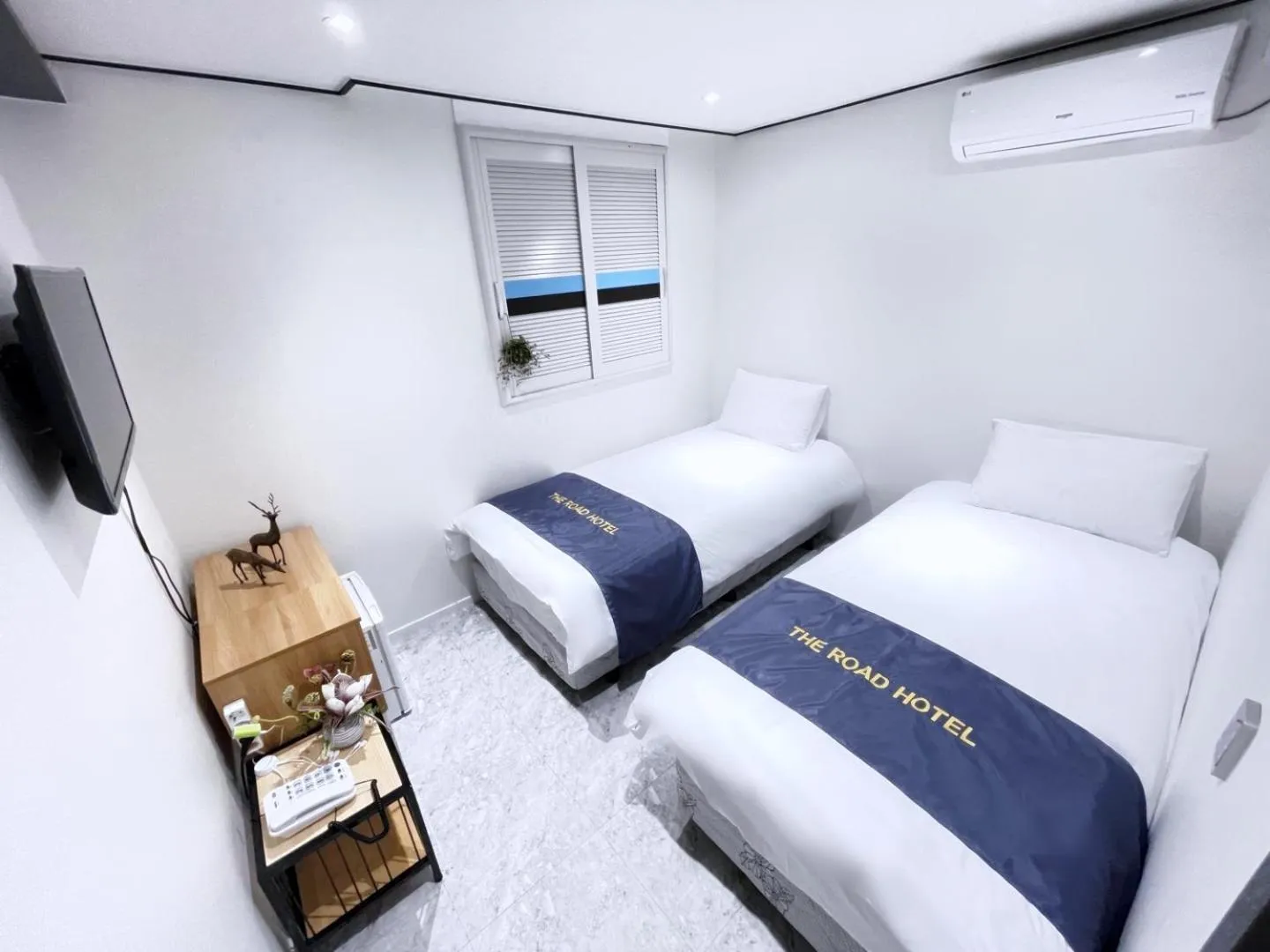 Twin Room with Private Bathroom in The Road Hotel