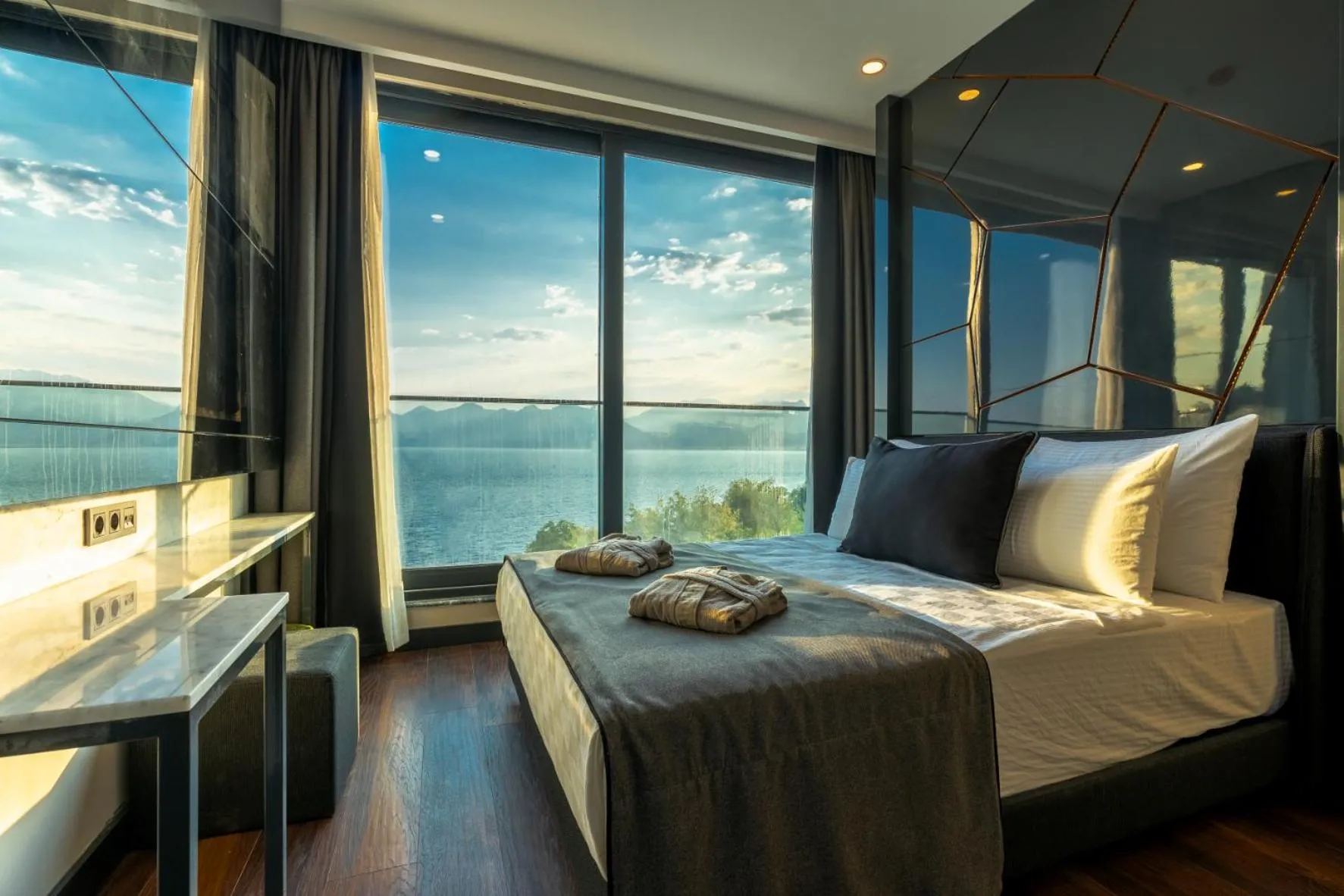 Deluxe Double Room with Sea View in Lucky Monkey Hotel