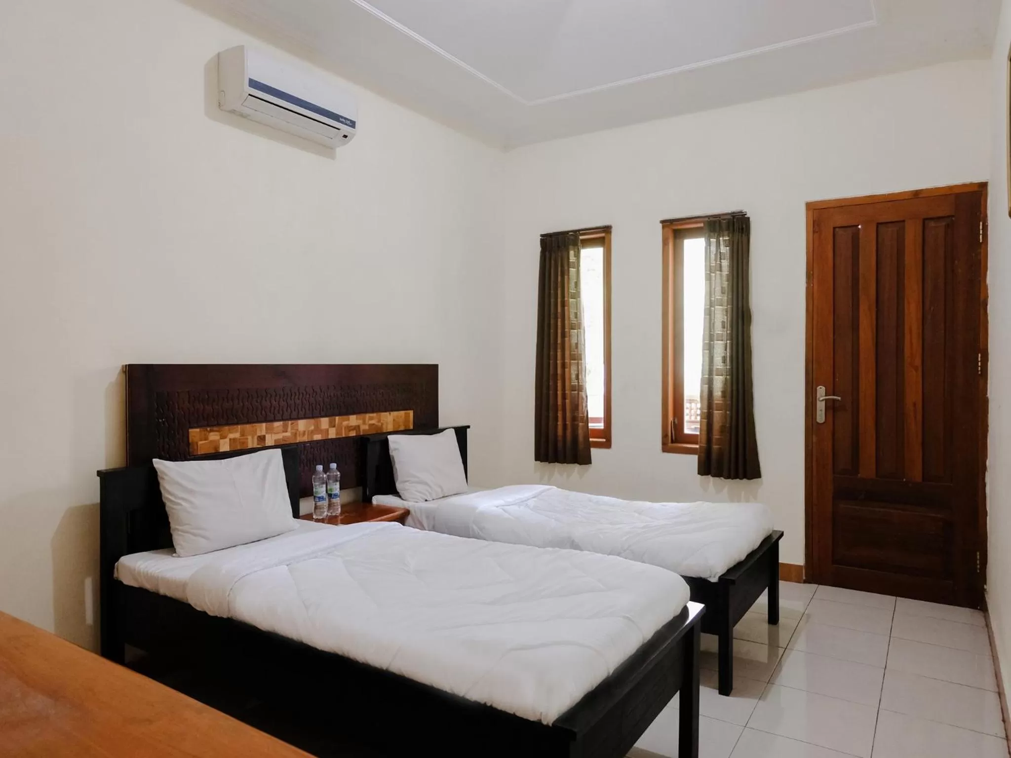 Standard Twin Room in Hotel Mahkota Plengkung by ecommerceloka