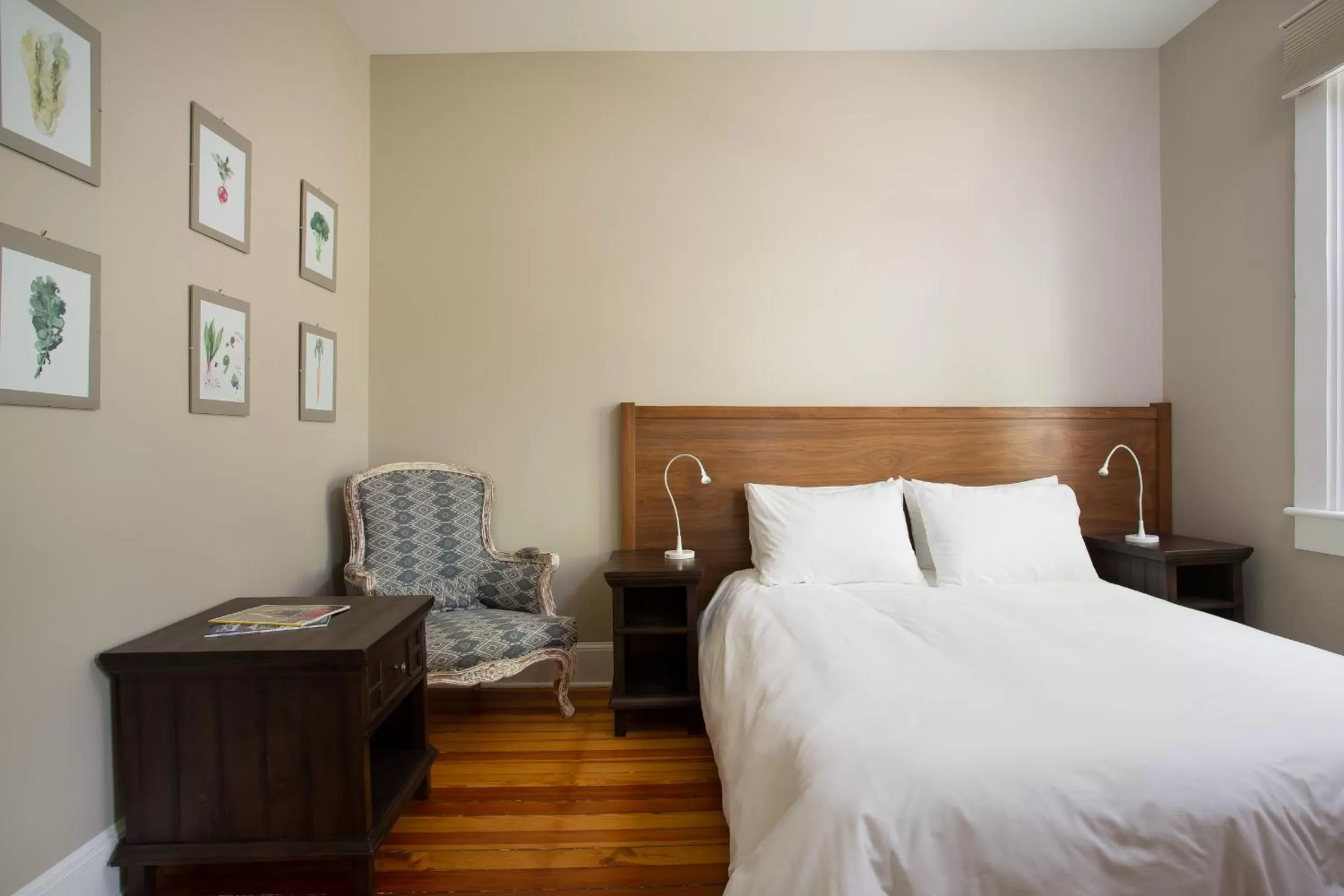 Double Room in Lakehouse Inn