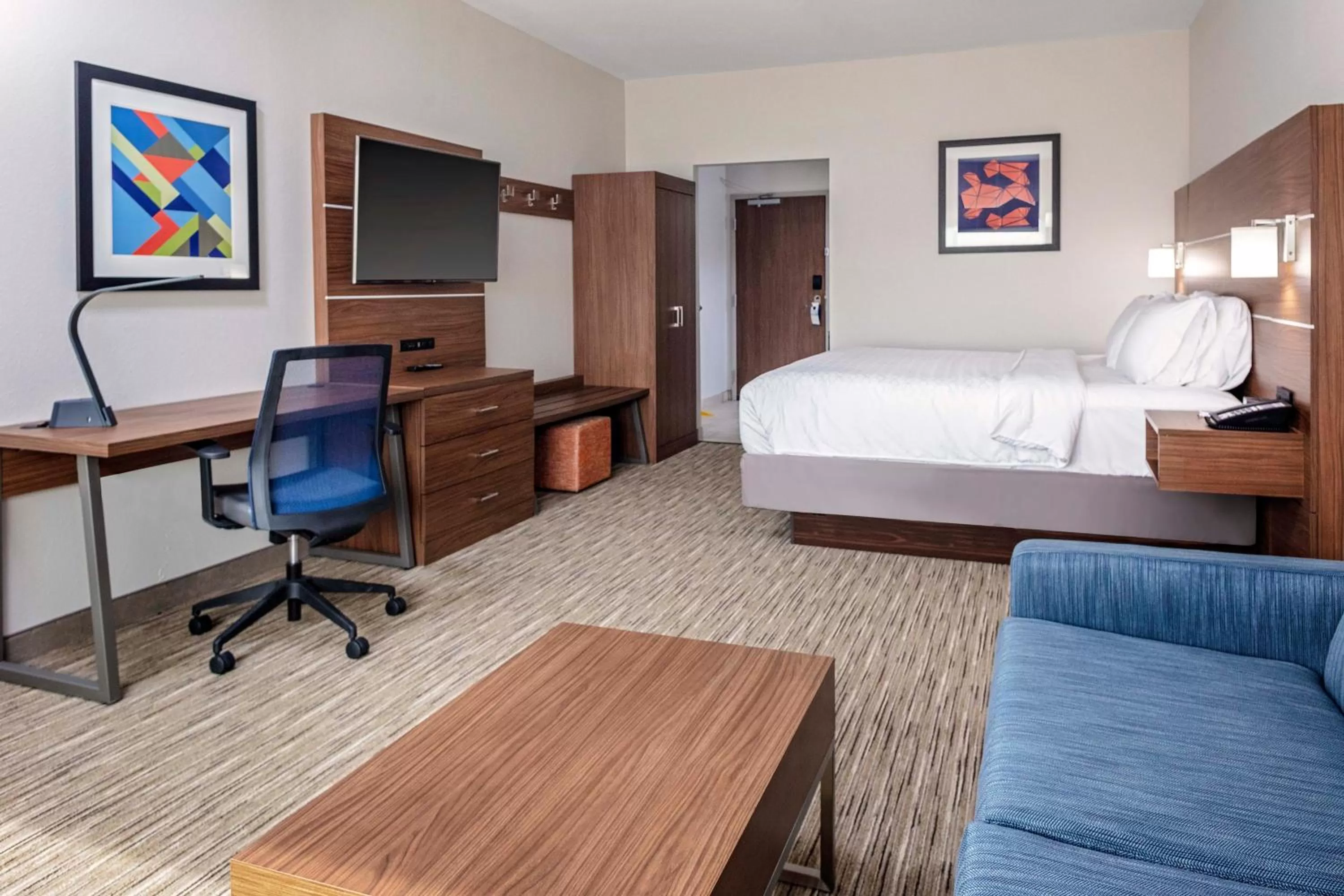 King Suite in Holiday Inn Express & Suites - Madison by IHG