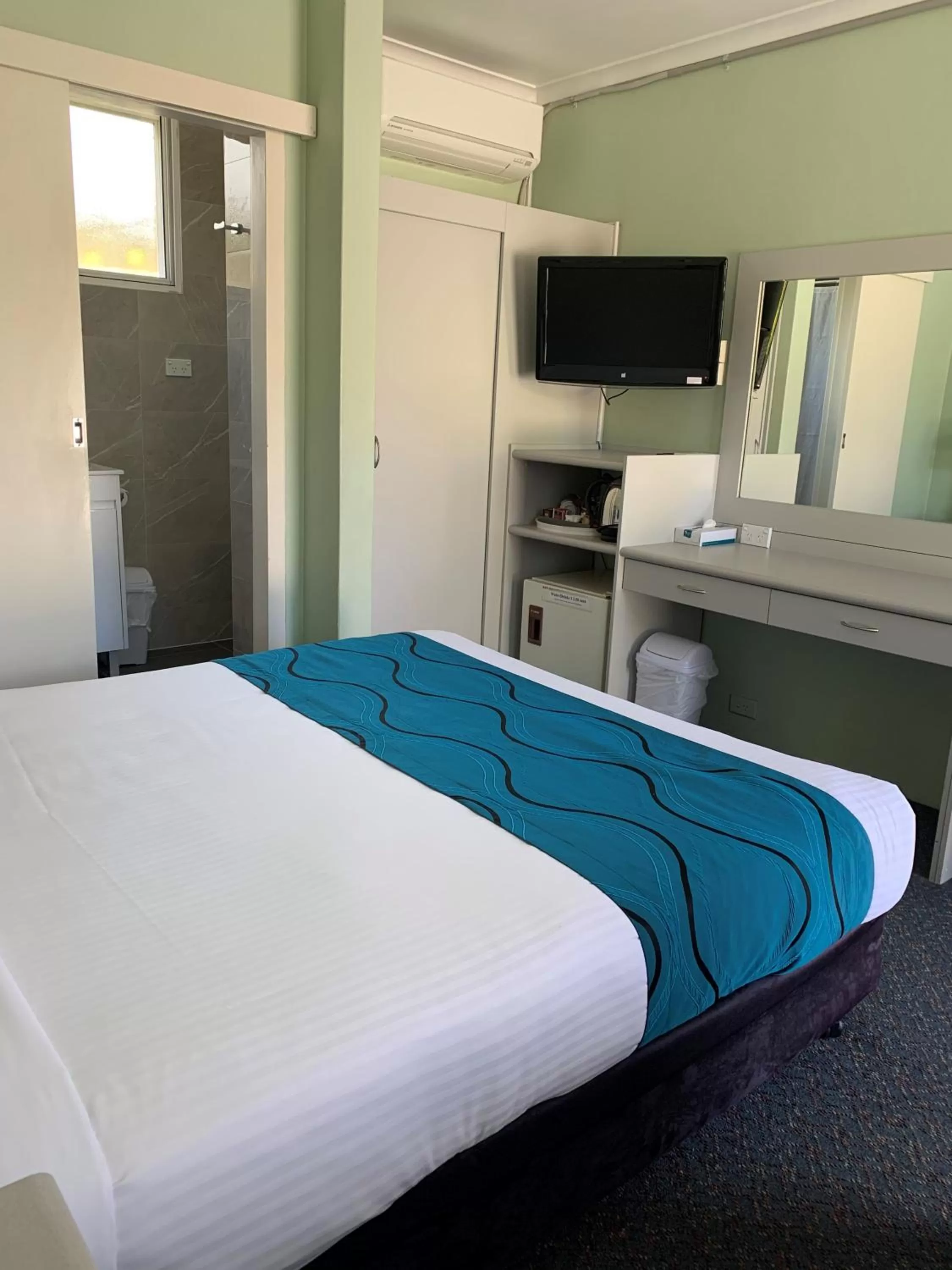 Queen Room in High Mountains Motor Inn