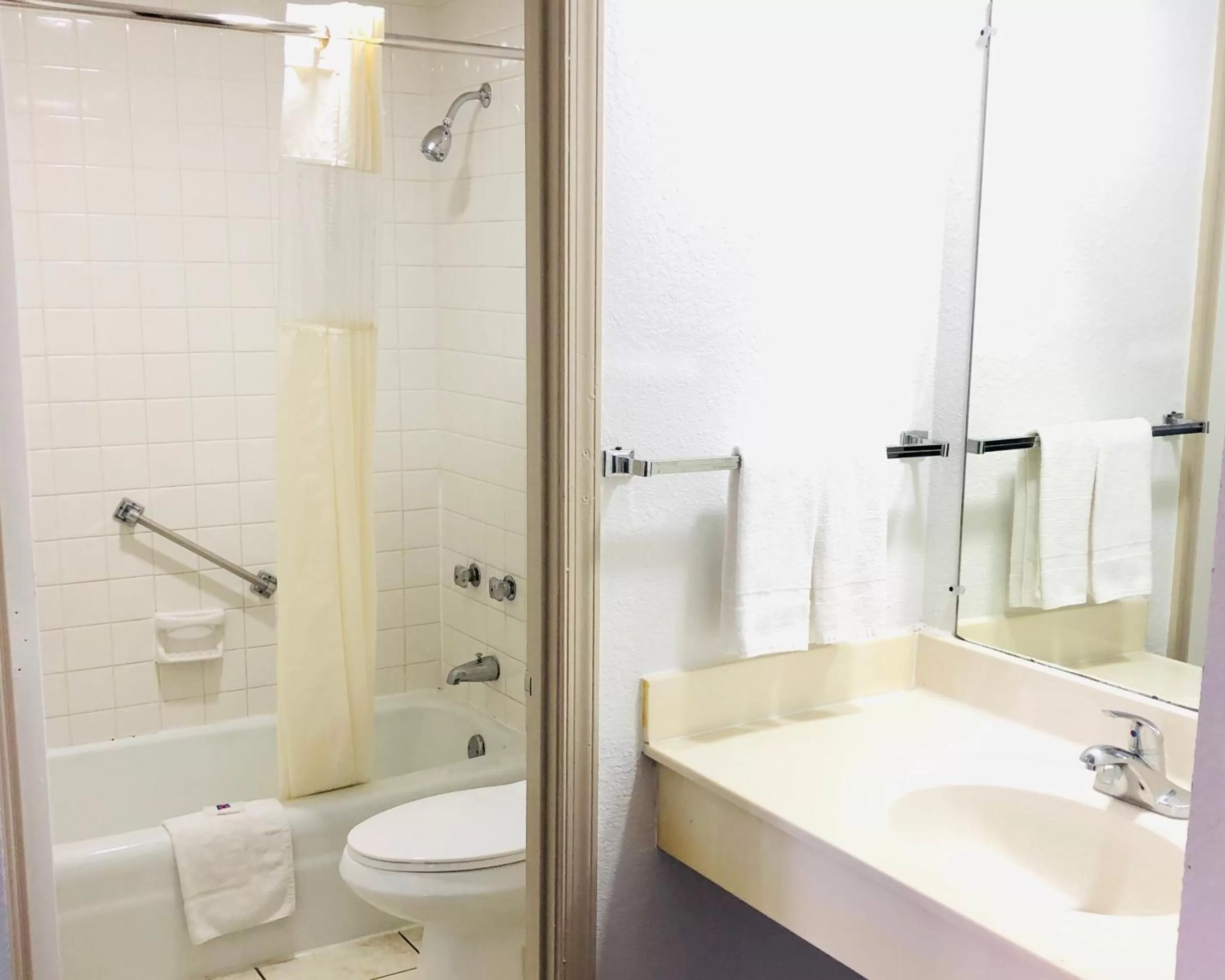 King Room - Disability Access - Non-Smoking in Motel 6-Falls Church, VA - Arlington Boulevard
