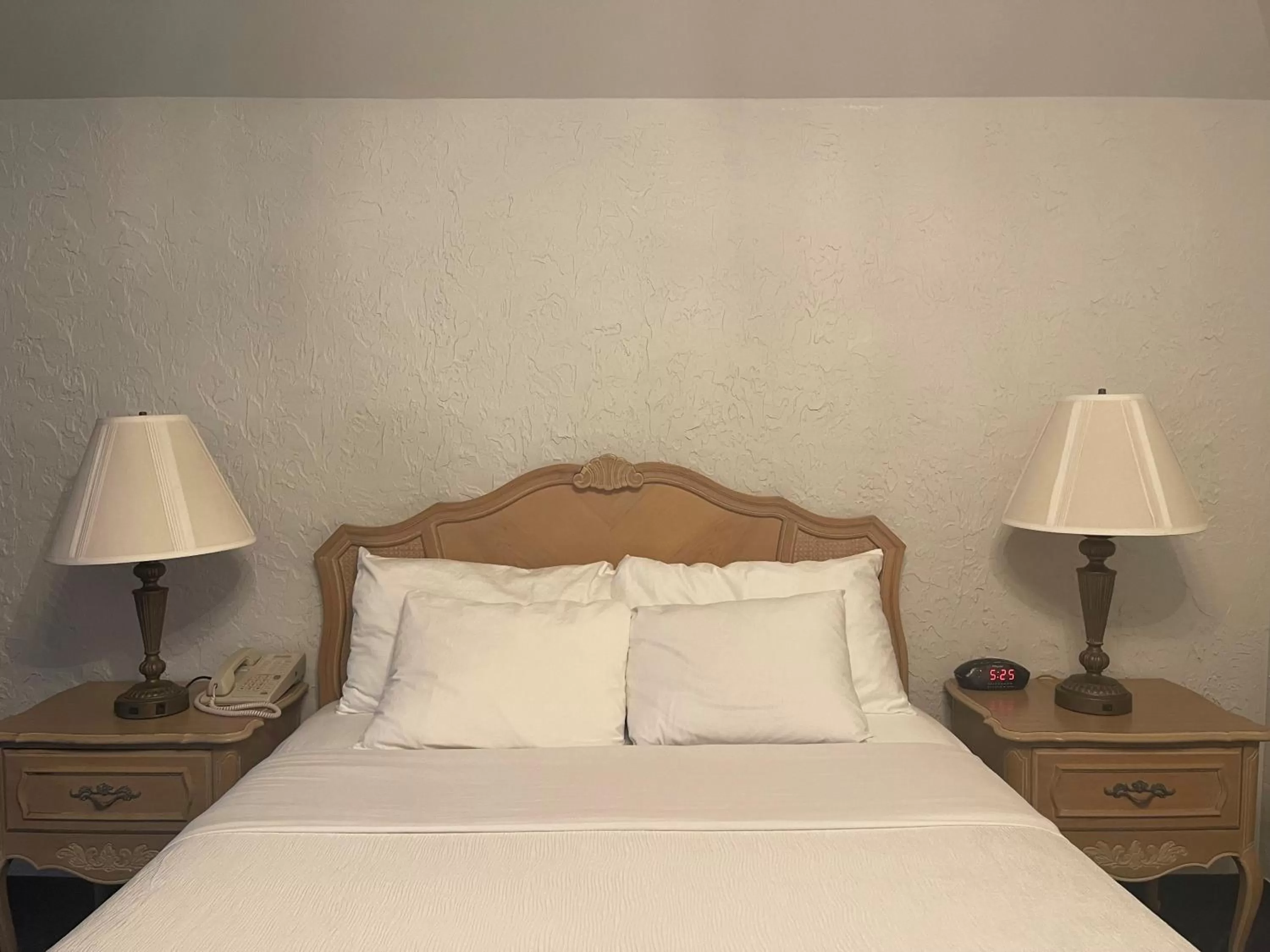 Standard Queen Room in The Chateau Bloomington Hotel and Conference Center