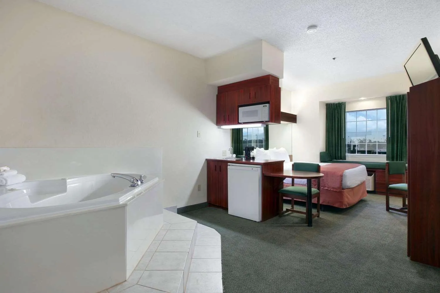 Suite with Hot Tub in Trident Inn & Suites, Baton Rouge