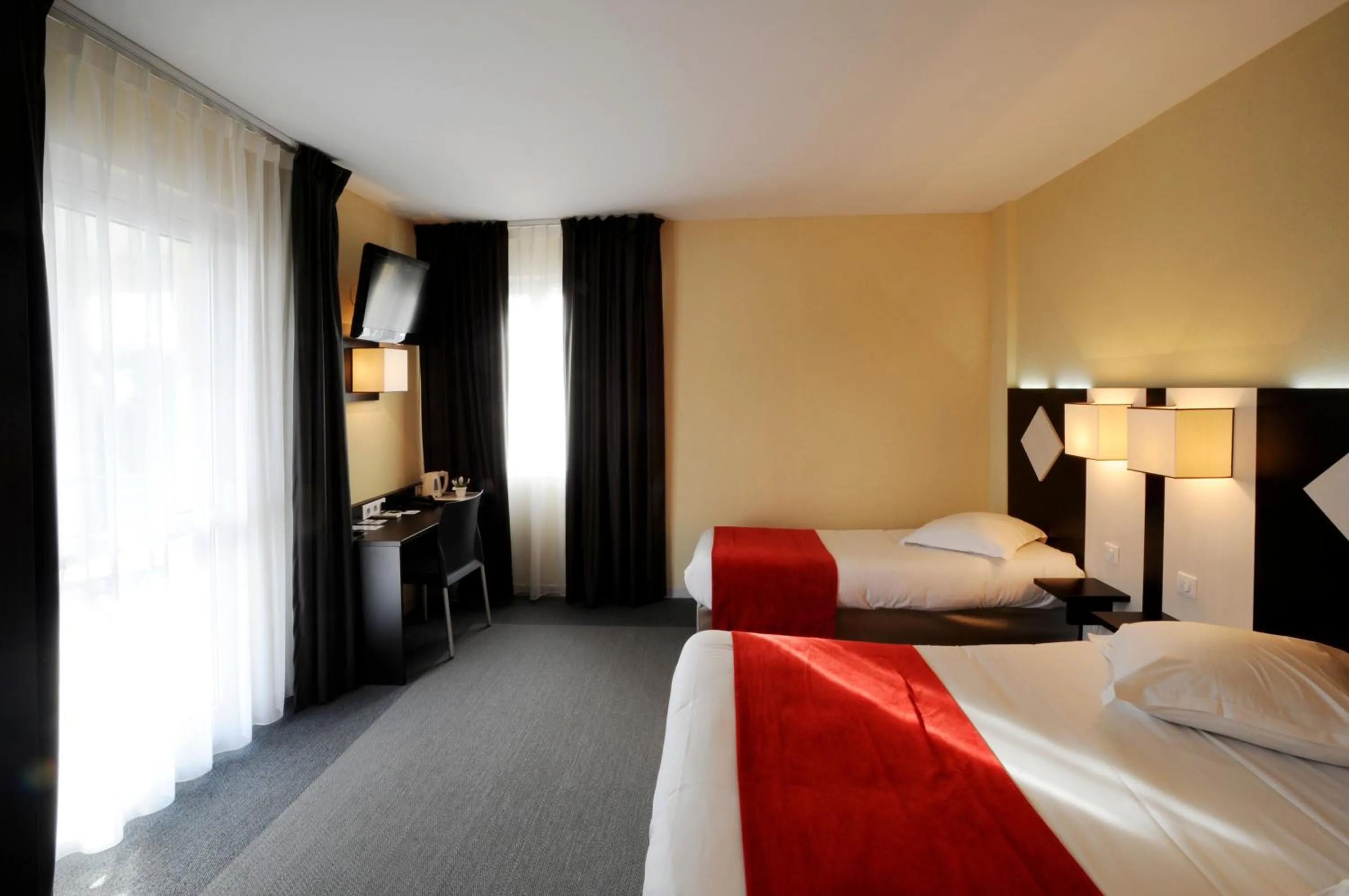 Superior Triple Room in Comfort Hotel Saintes