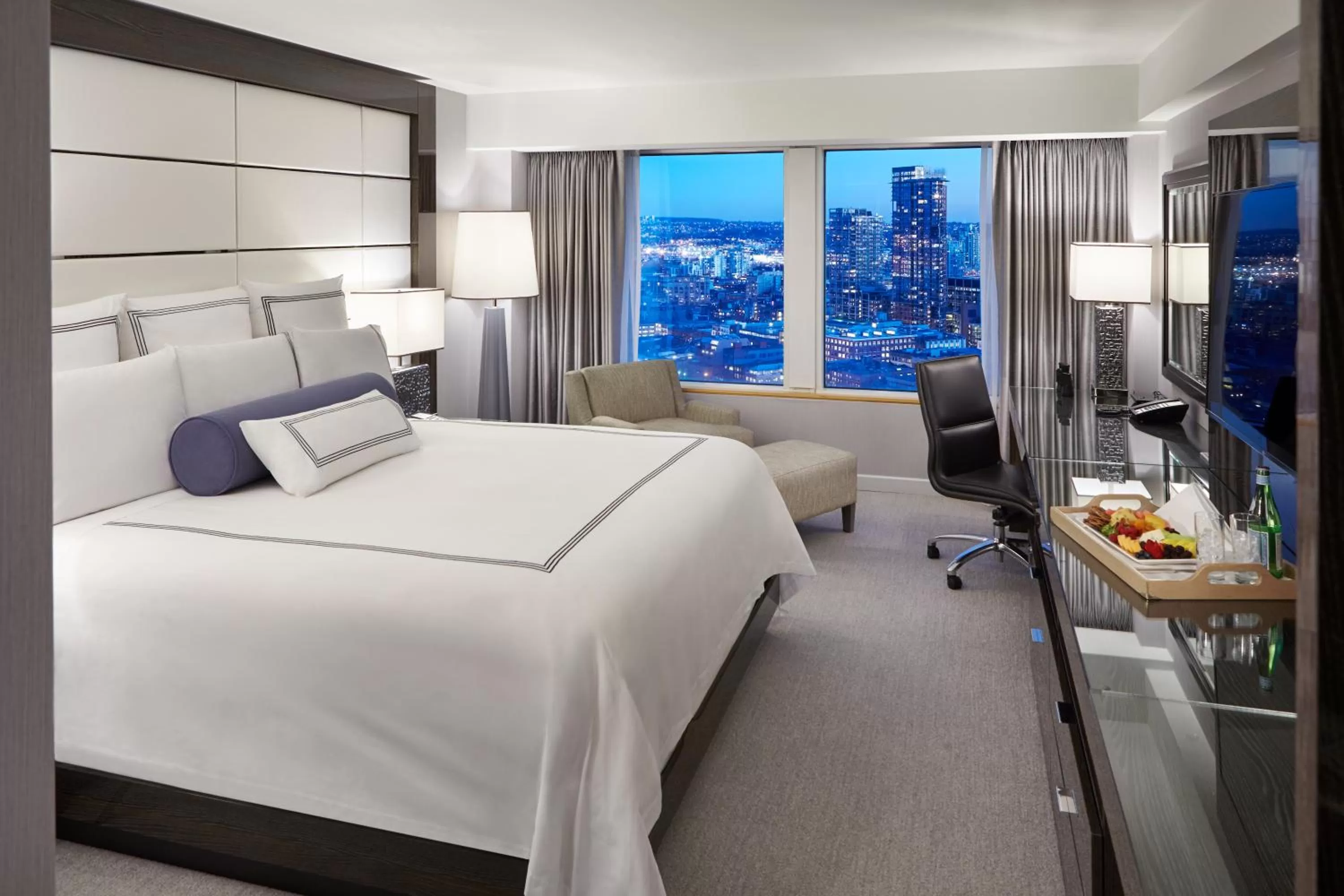 Pacific Club Deluxe King Room in Pan Pacific Vancouver