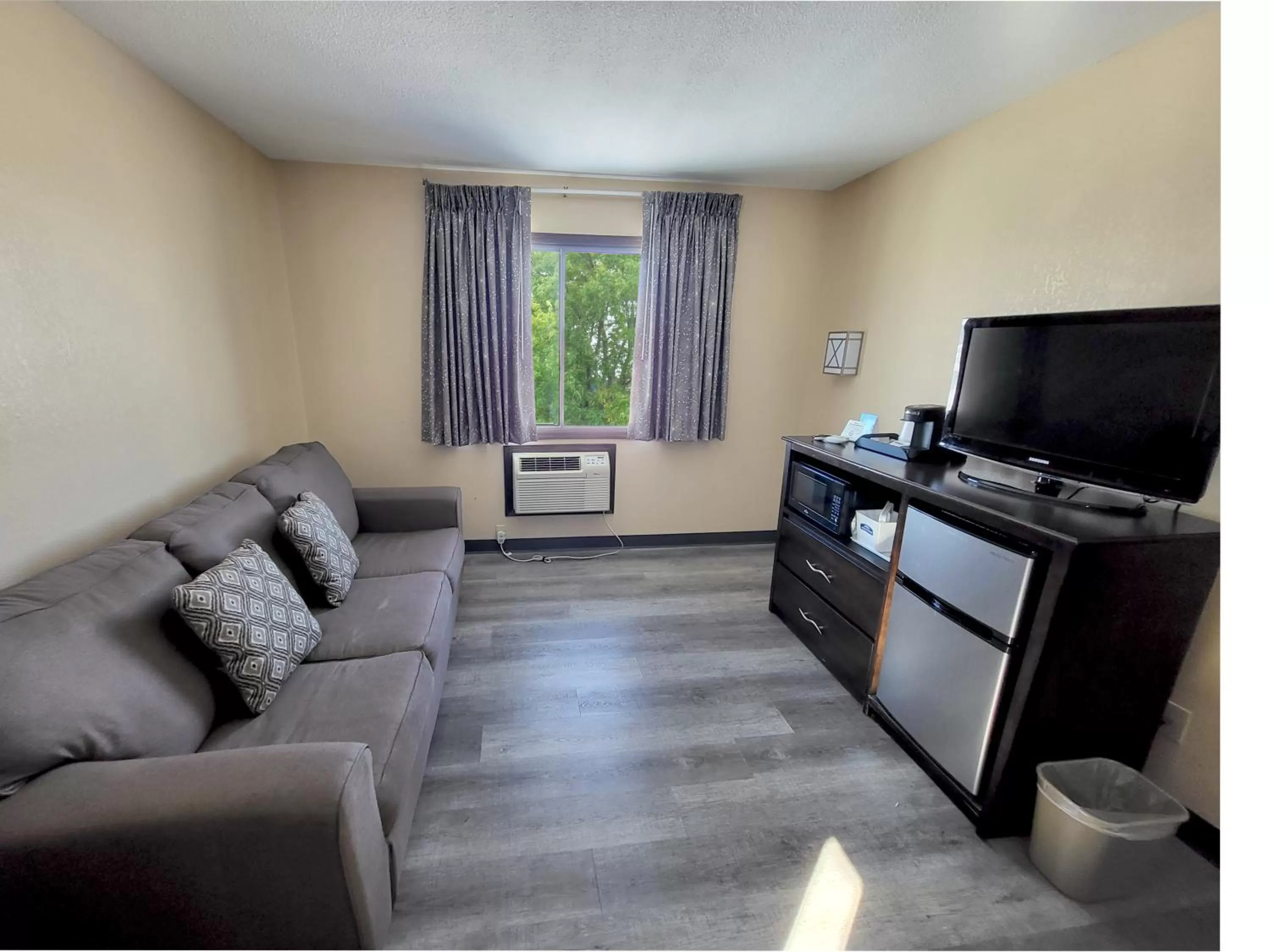 Deluxe King Room - Mobility Access/Non-Smoking in Howard Johnson by Wyndham Waterloo/Cedar Falls