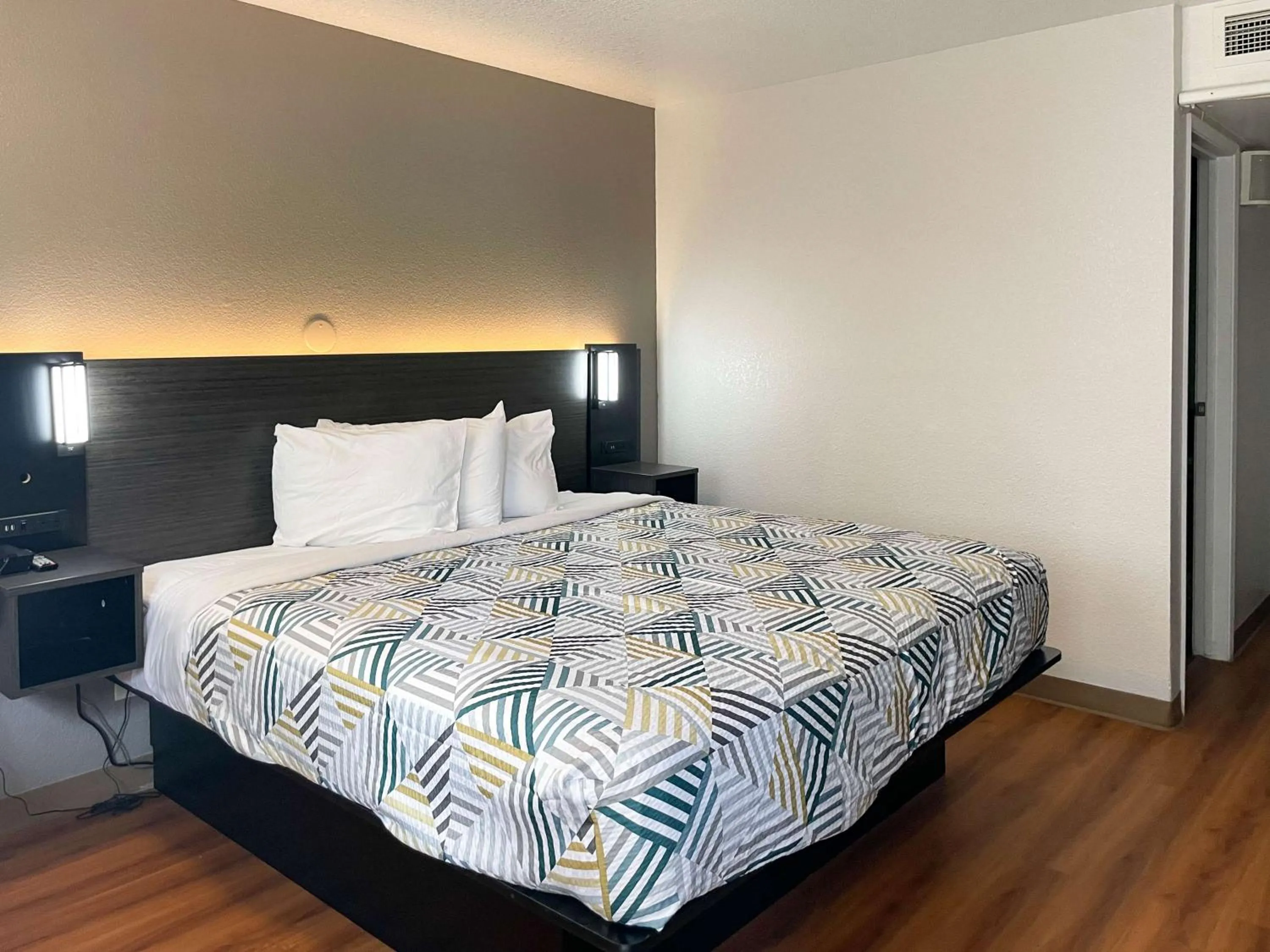 One-Bedroom Suite in Motel 6 Cheyenne