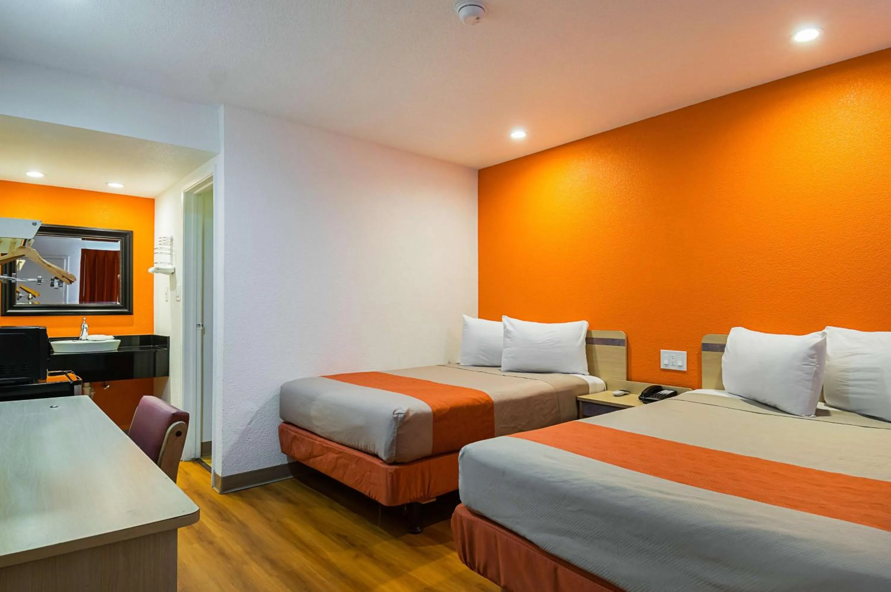 2 Full Beds | Smoking in Motel 6 Lost Hills / Buttonwillow Racetrack