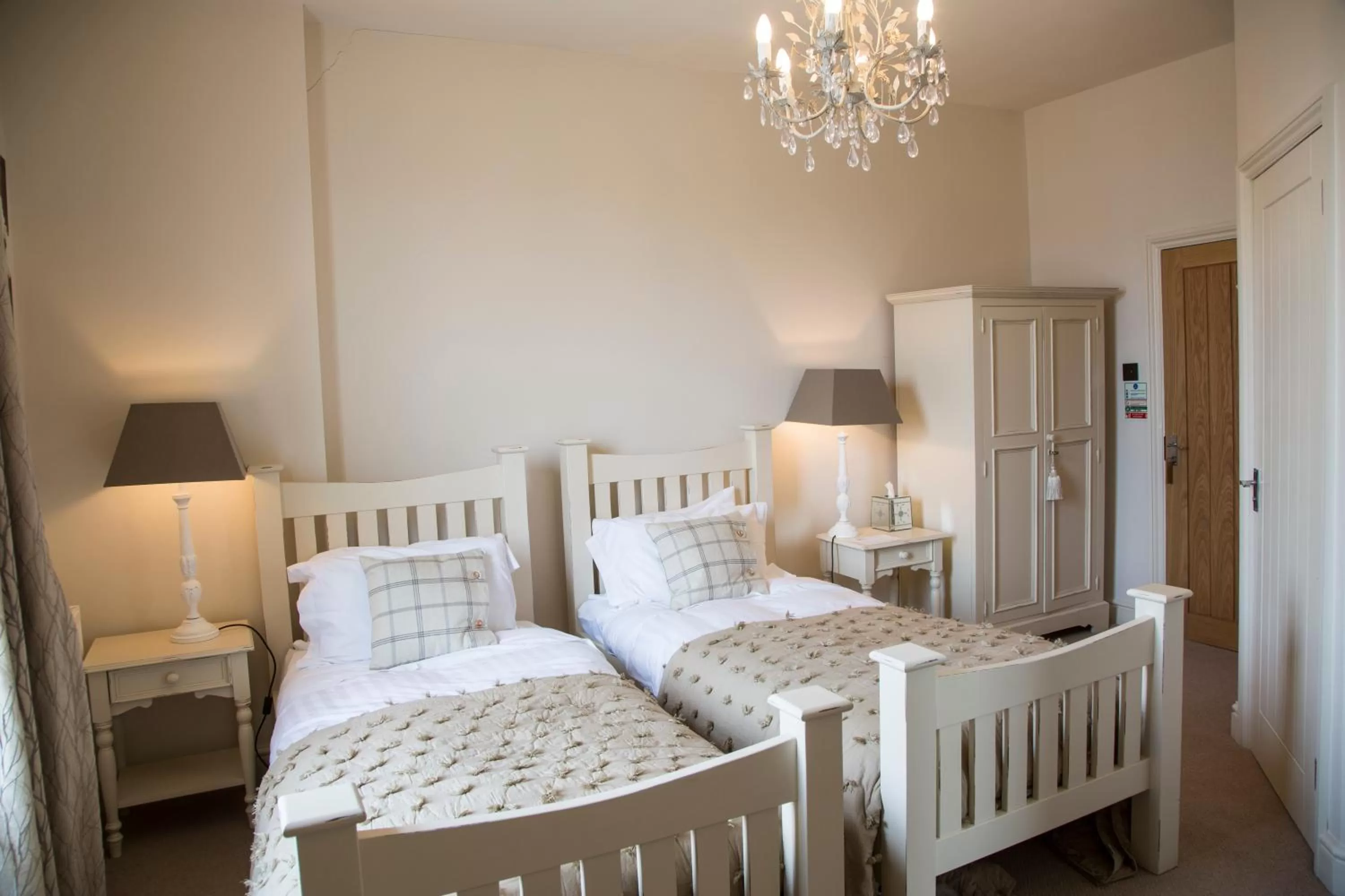 Twin Room with Shower in The Salwey Arms