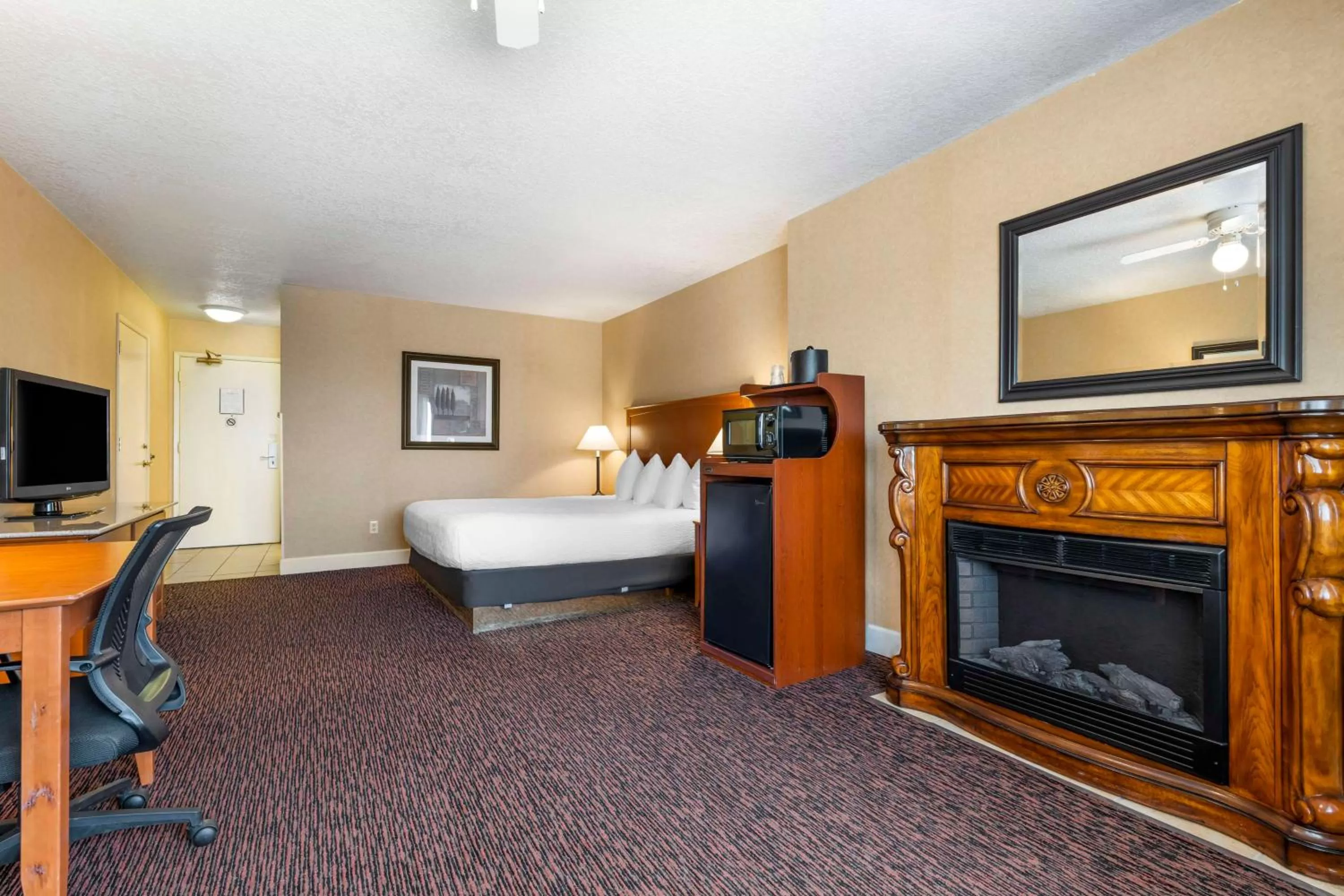 King Suite with Spa Bath and Fireplace - Non-Smoking in Best Western Plus Placerville Inn