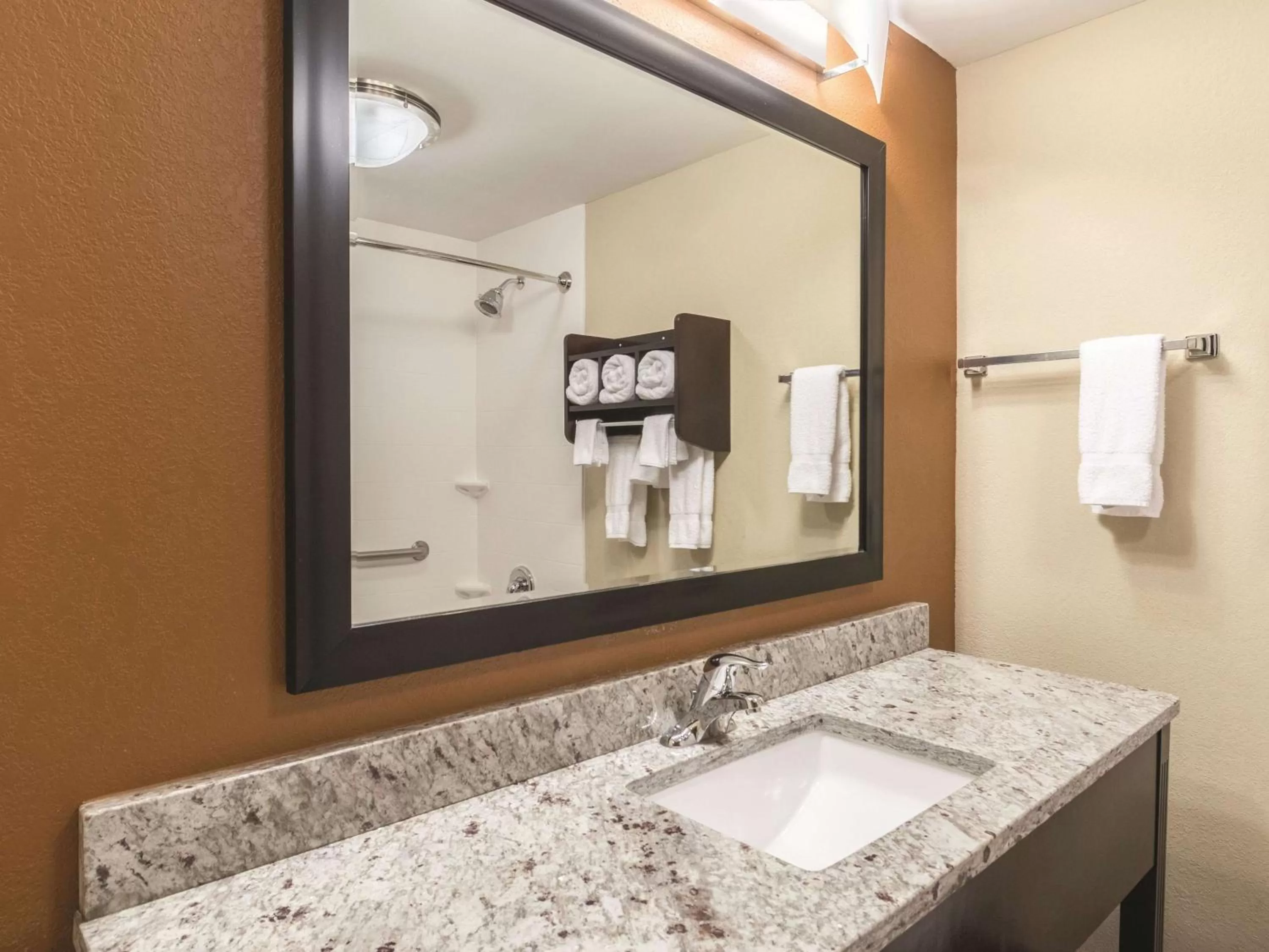 1 King Bed, Mobility Accessible Room with Bathtub Grab bars, Non-Smoking in La Quinta by Wyndham Knoxville Central Papermill
