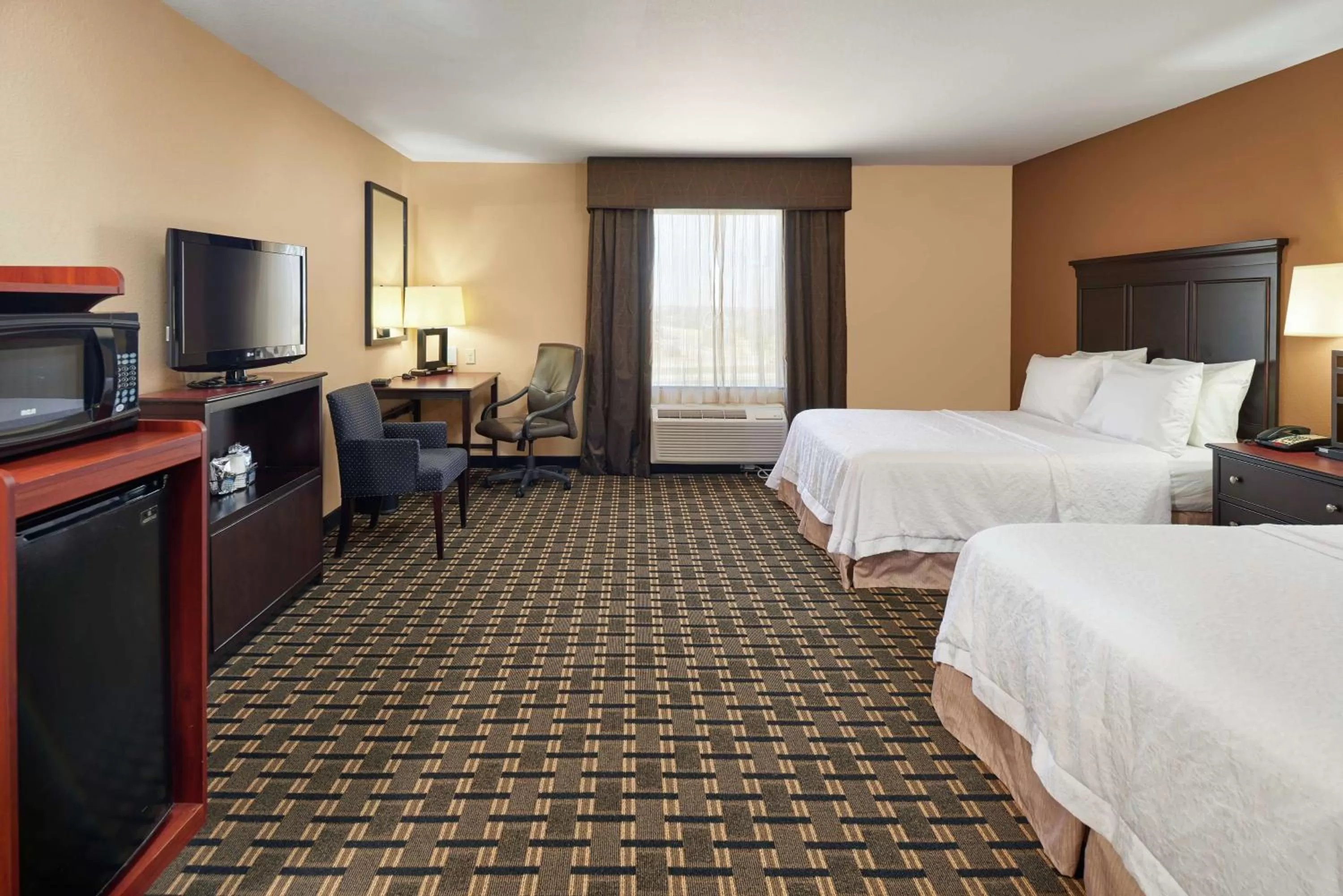 Queen Room with Two Queen Beds with Bath Tub - Hearing Access/Non-Smoking in Hampton Inn Sweetwater