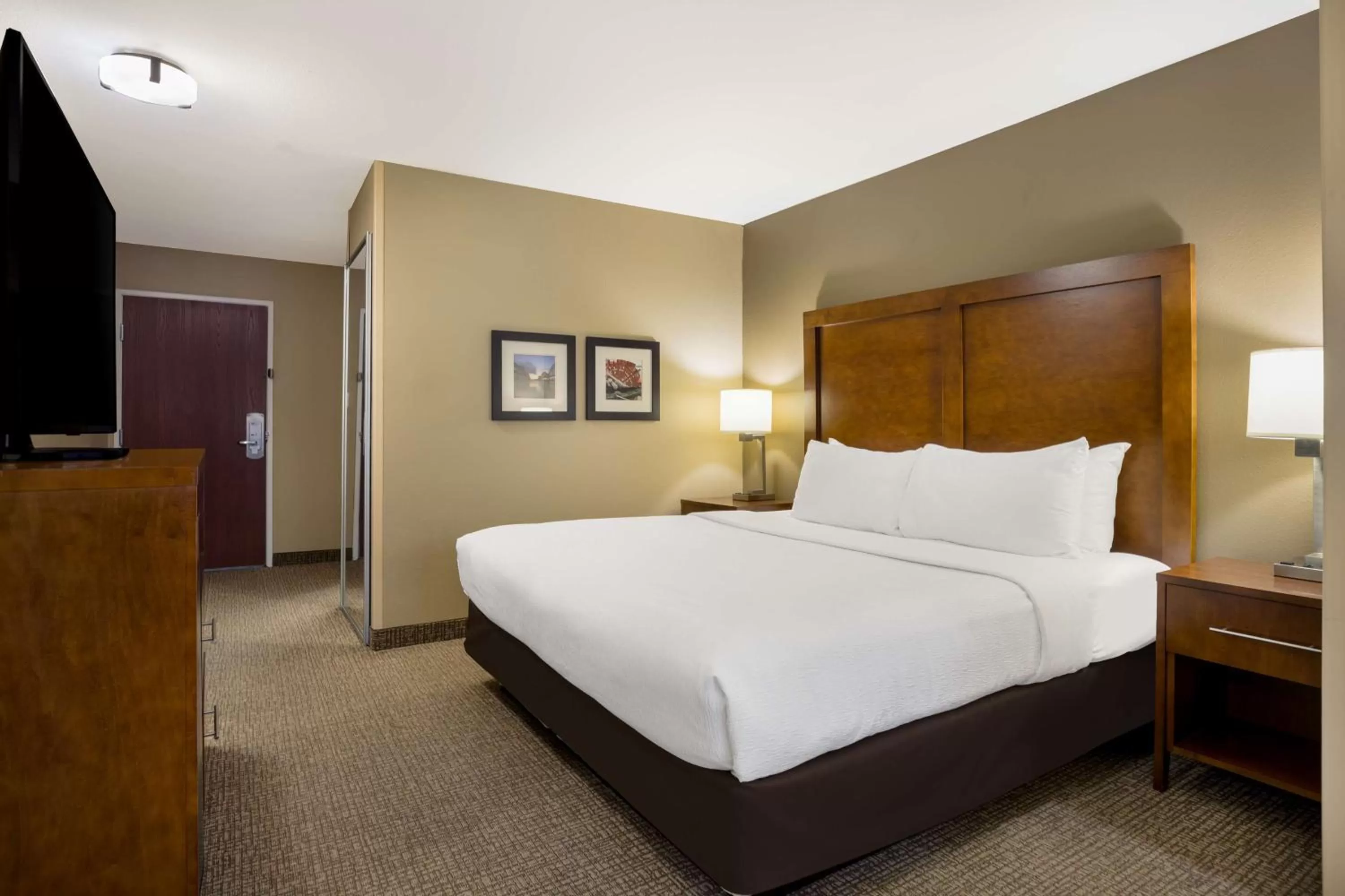 King Suite with Sofa Bed and Whirlpool in Best Western Morgan City Inn