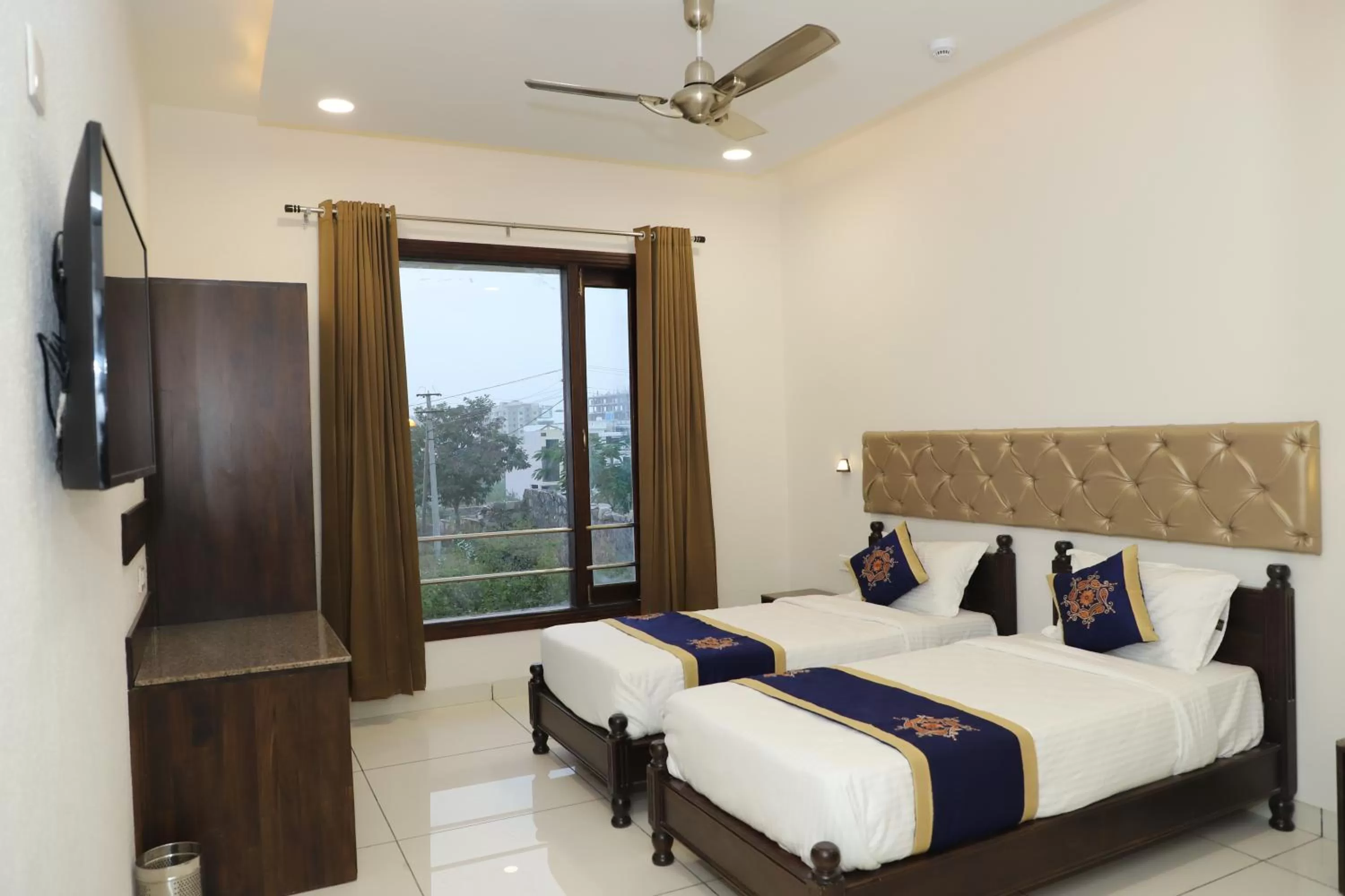 Deluxe Room in Clover Inn