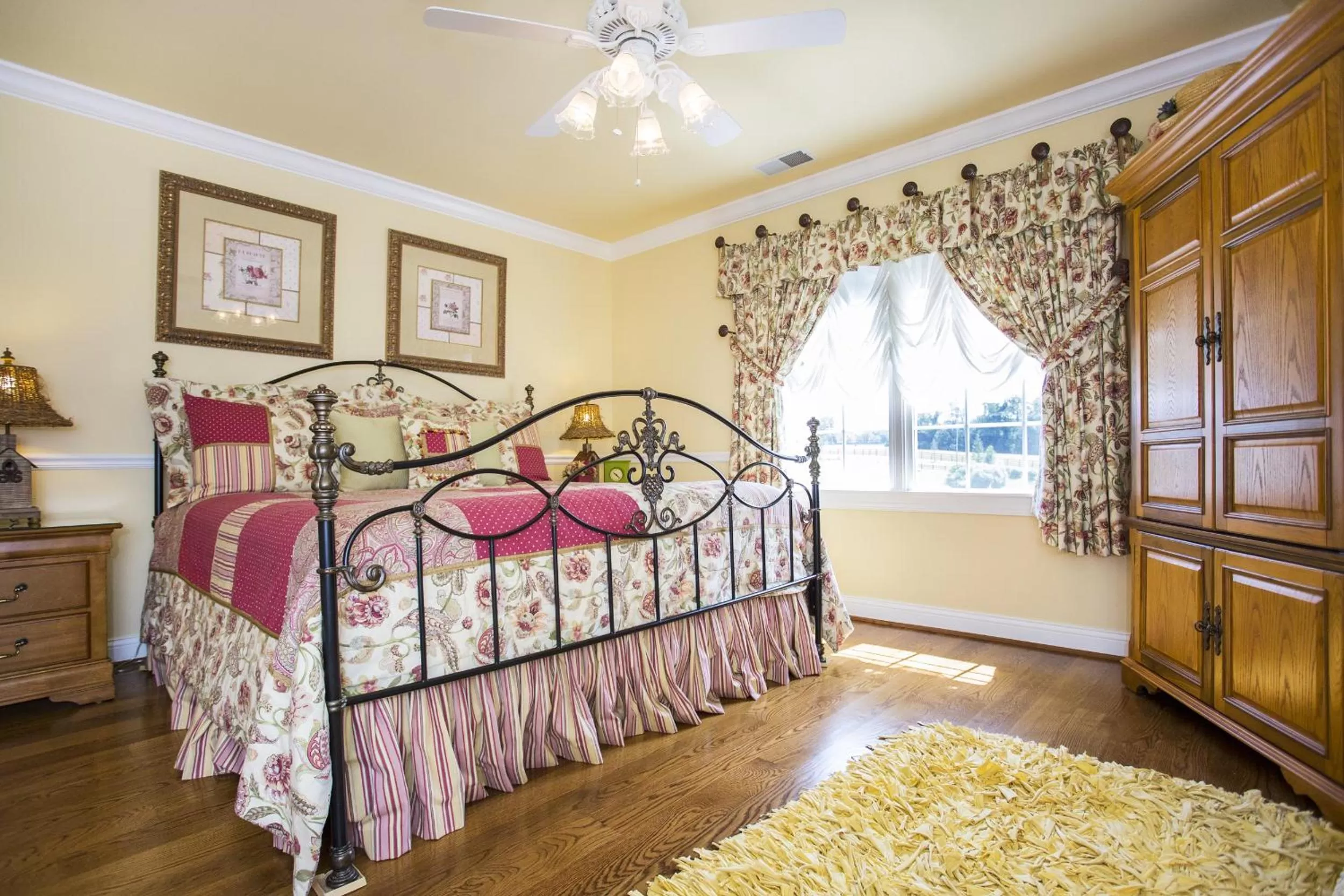 Deluxe King Suite in Pillow and Paddock B&B