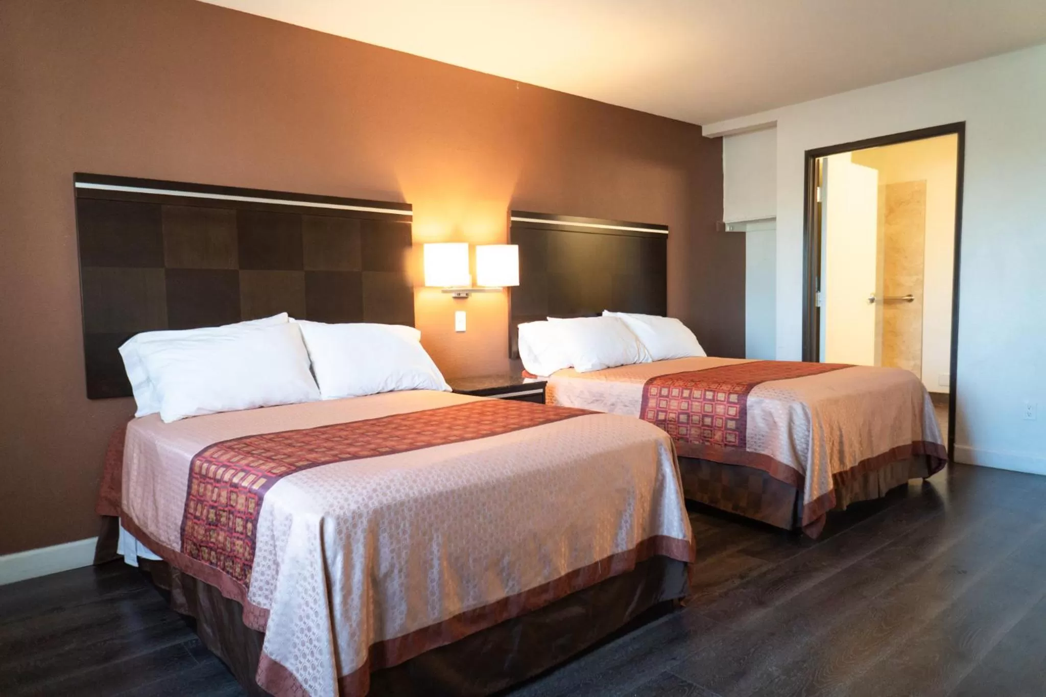 Deluxe Double Room in Maywood Inn