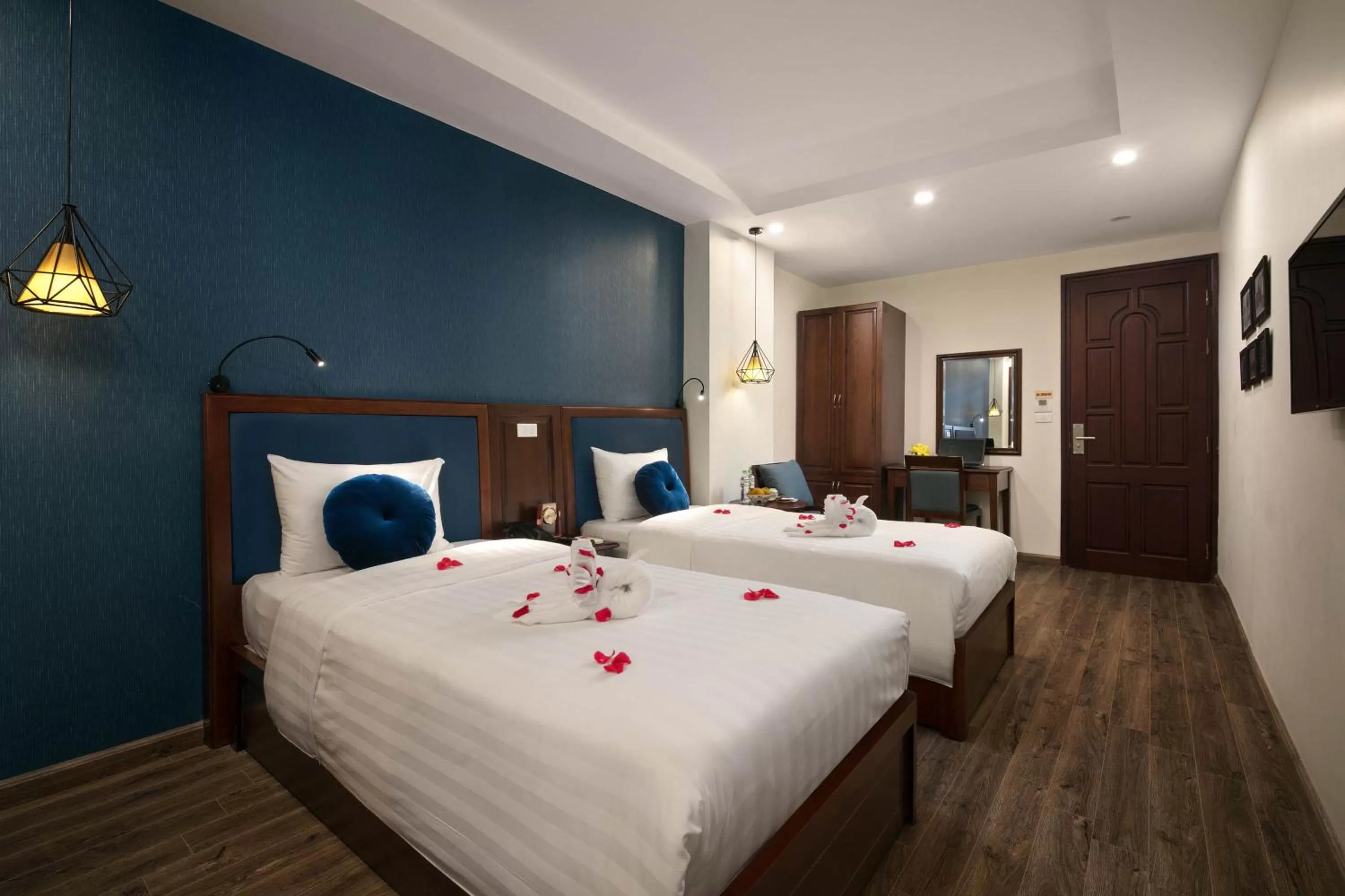 Superior Twin Room in Holiday Emerald Hotel