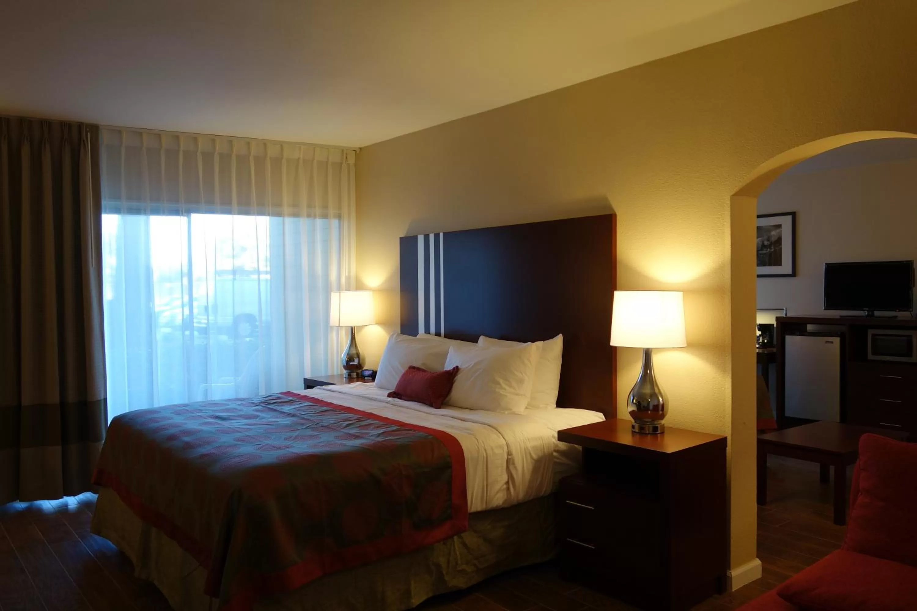 Deluxe King Suite - Non-Smoking in Ramada by Wyndham Sacramento