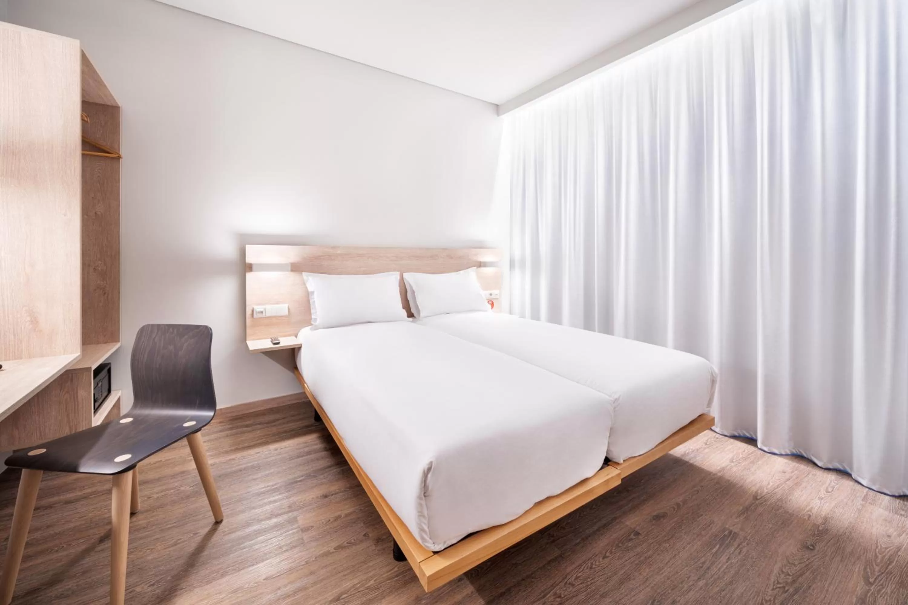 Standard Twin Room in Moov Hotel Oeiras