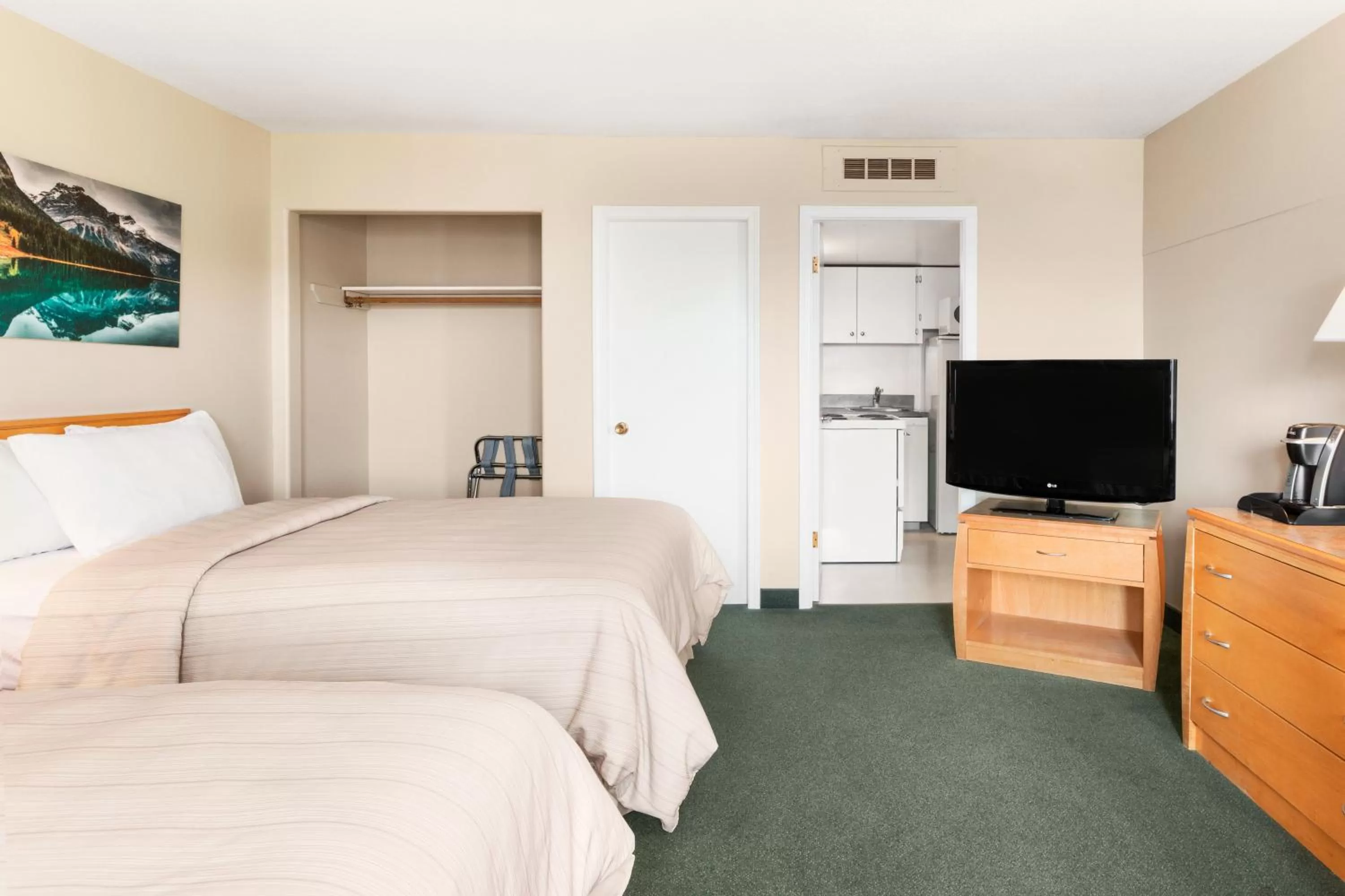 Queen Room with Kitchenette - Non-Smoking in Days Inn by Wyndham Golden