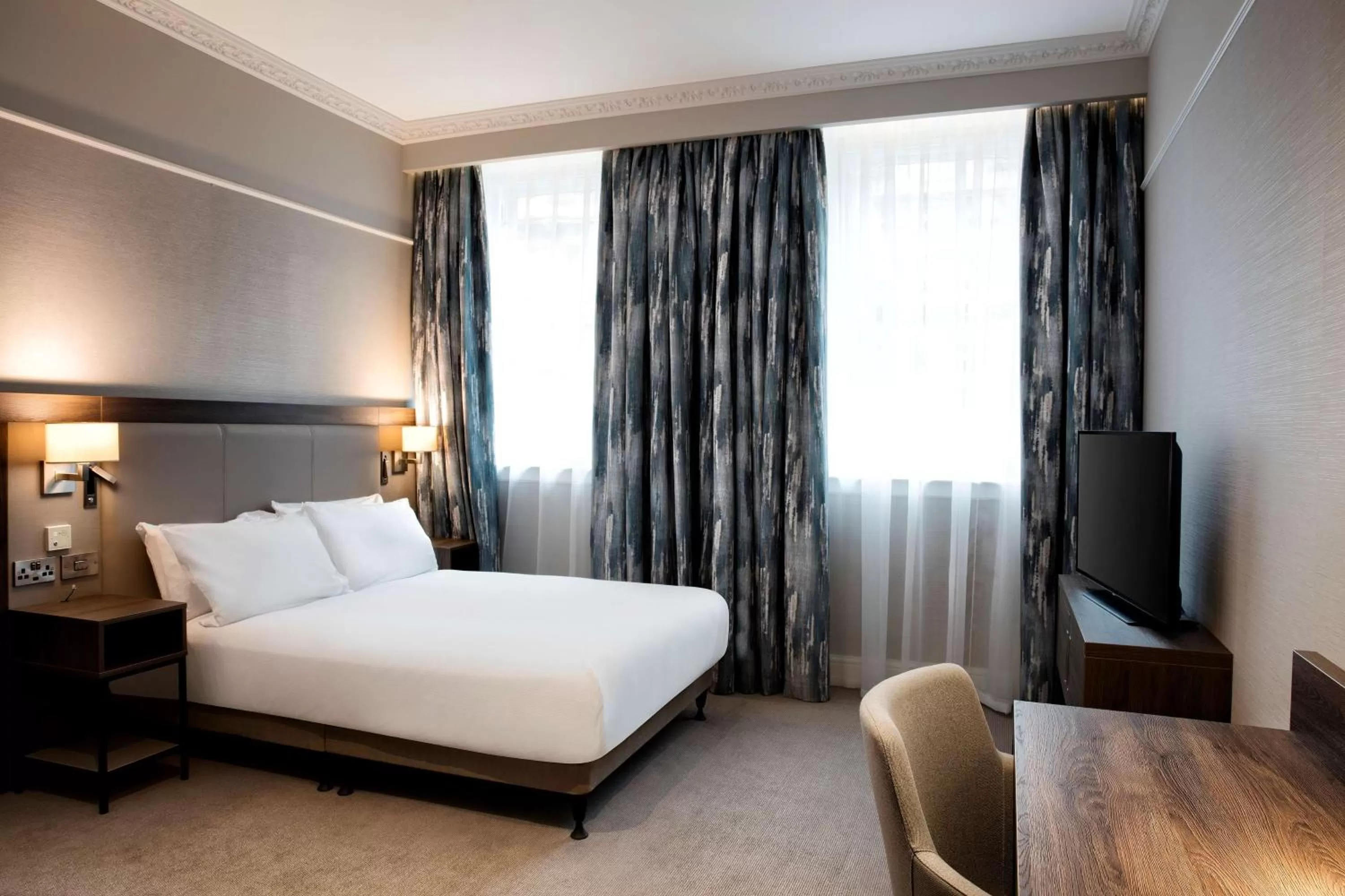 Queen Room - Mobility Access in Hilton Edinburgh Carlton